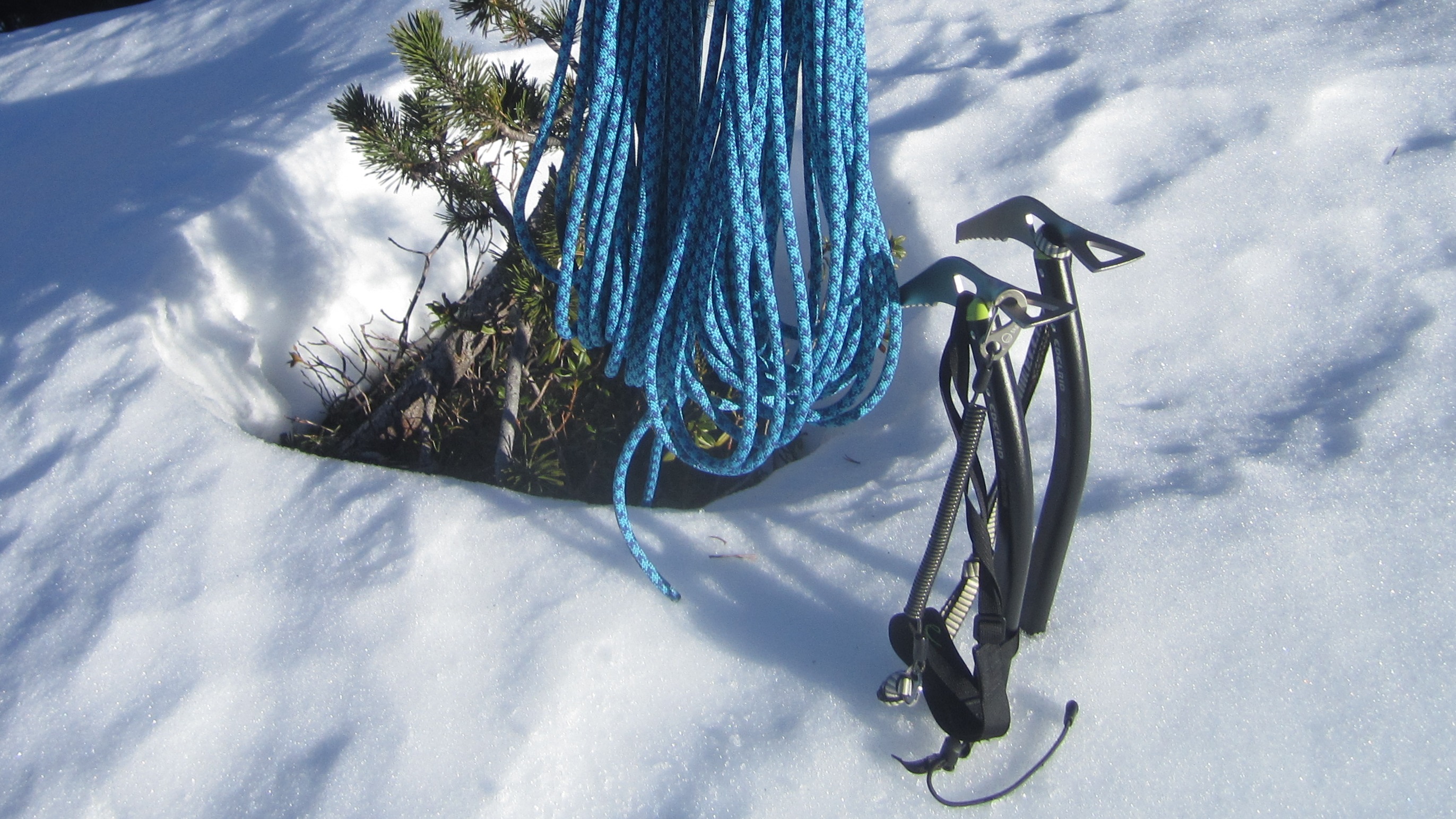 Eispickel im Schnee