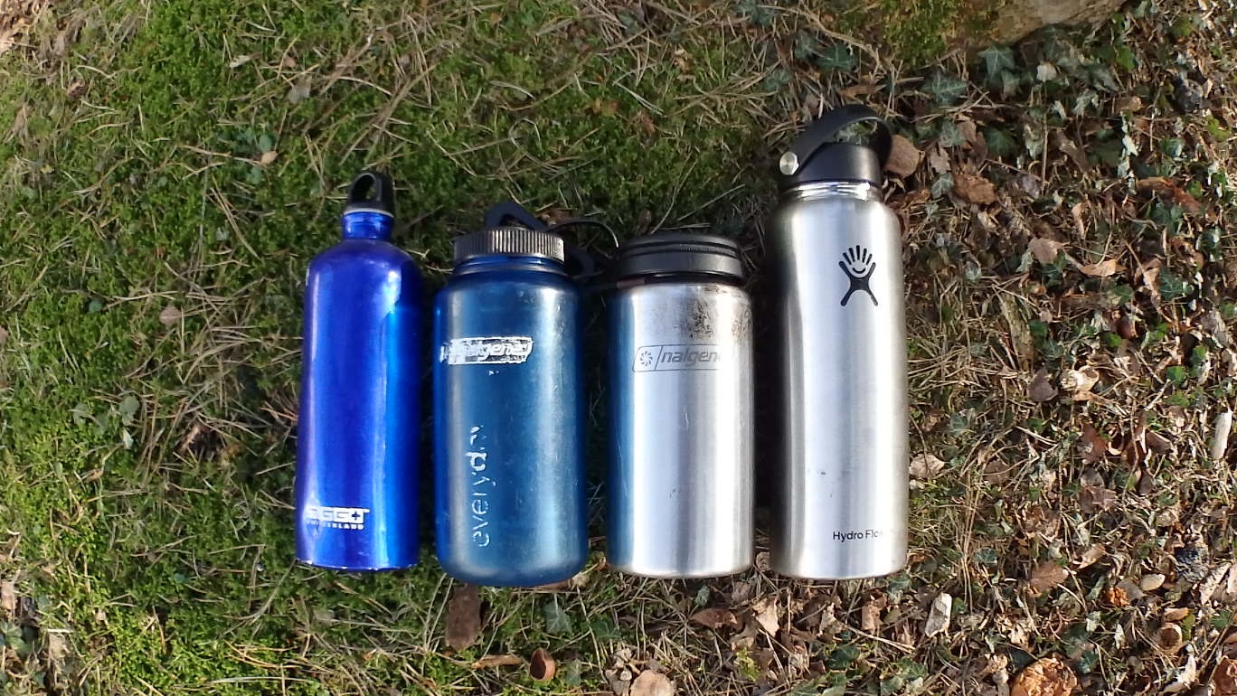 Flasche neben anderen