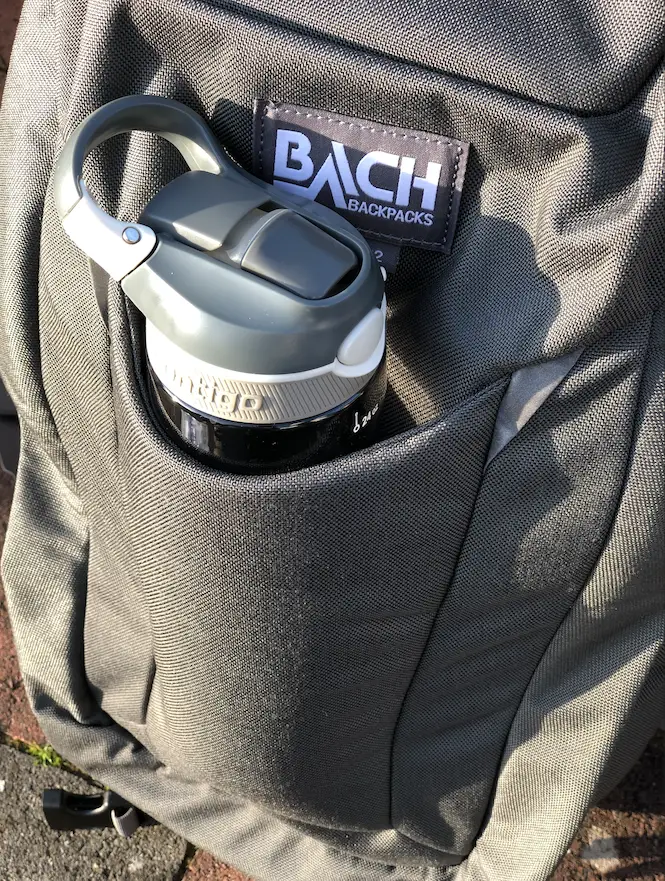 Frontfach mit eingesteckter Trinkflasche
