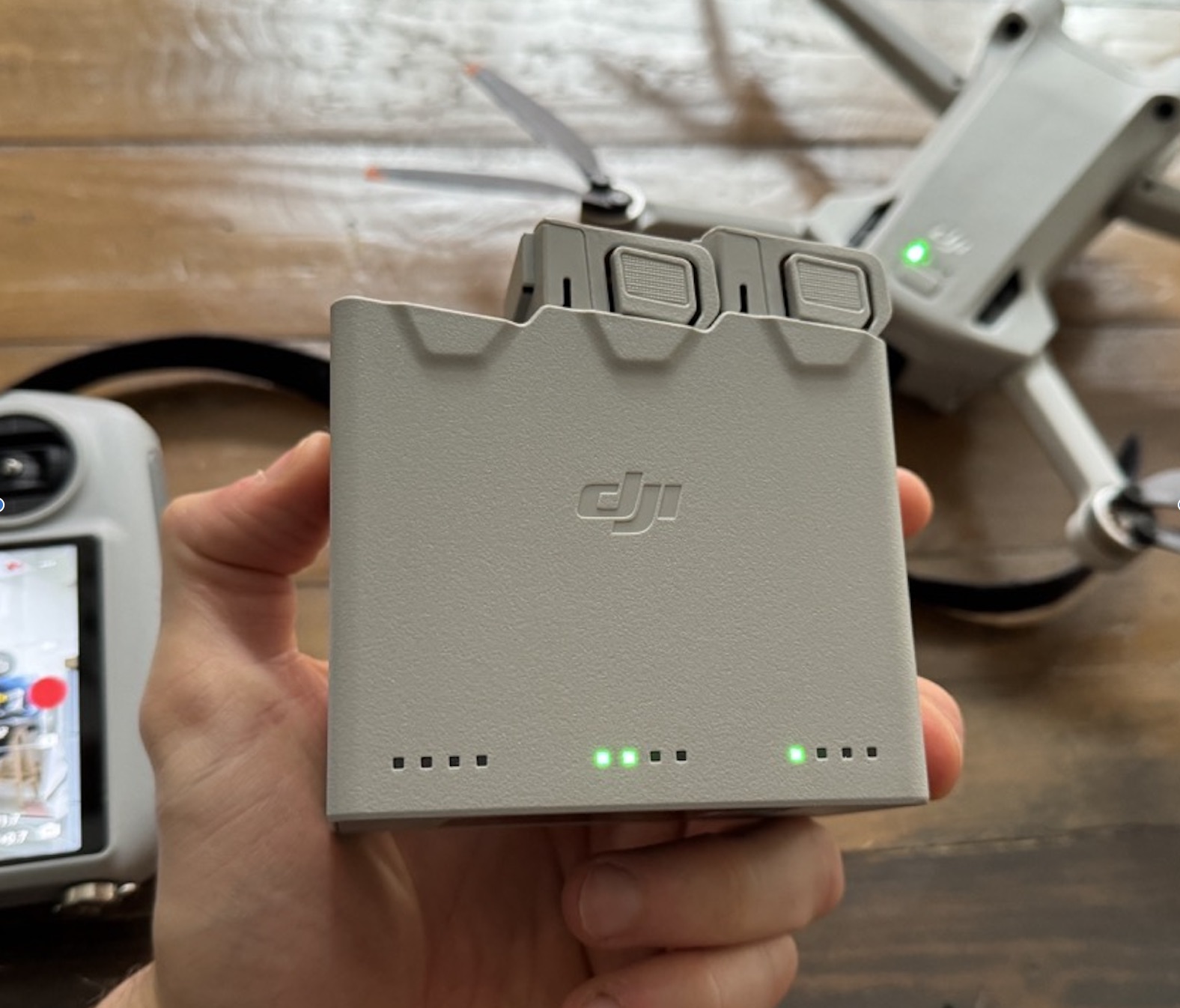 Um die Akkukapazität zu schützen, entladen sich die Akkus nach 2 Tagen automatisch auf 2 Balken. Abseits von Reisen nutzt man die Drohne erfahrungsgemäß nicht so häufig, so dass das ein tolles Feature ist.