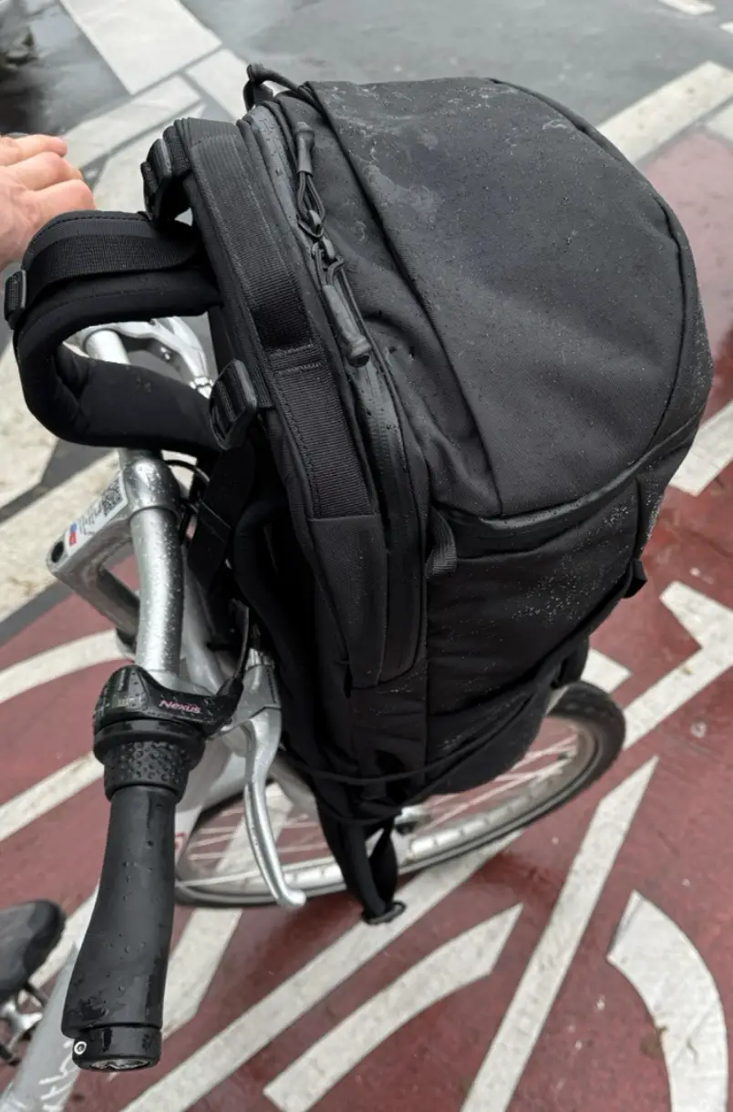 Die Tasche passt in die Gepäckhalterung