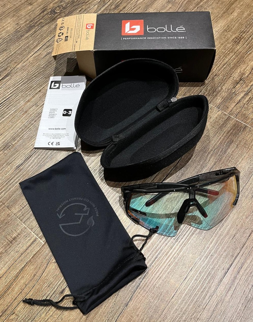 Brille kommt im Sack, eingepackt in ein Reise-Etui, eingepackt in einen Karton