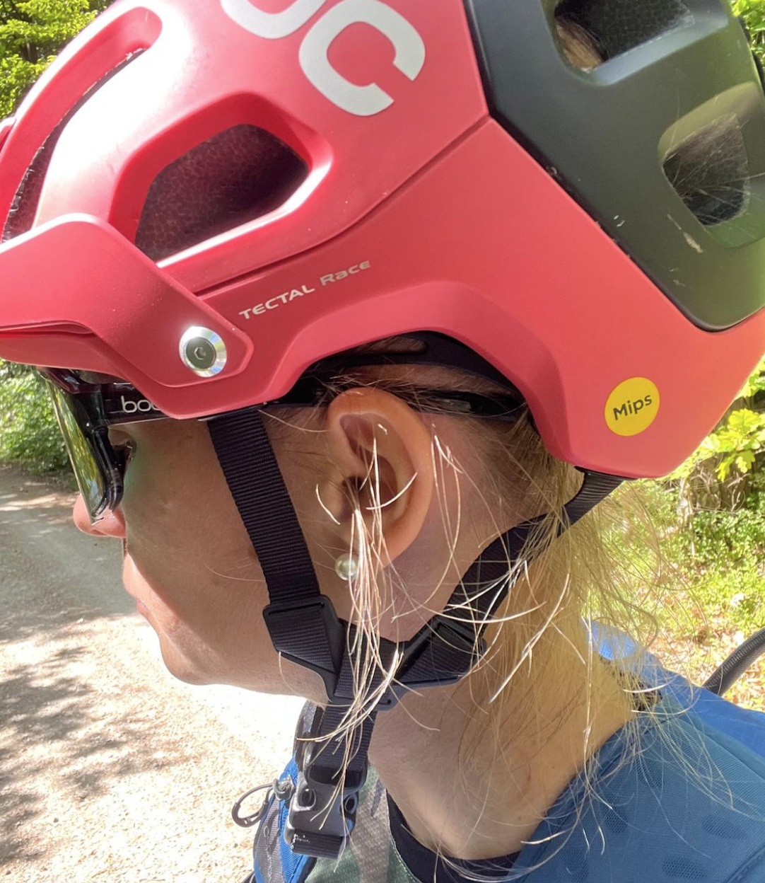 Ende des Bügels unter dem Helm sichtbar, kein Einfluss auf die Ohrenstellung