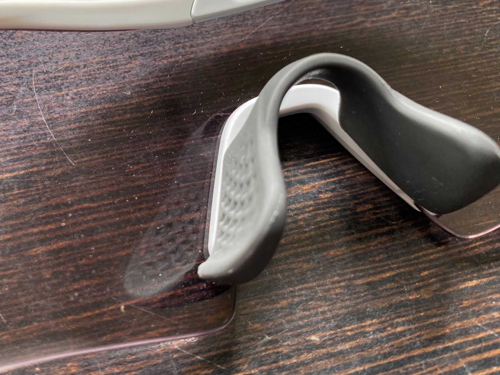 Ein breiter, weicher Gummischutz mit weichen Noppen gibt sicheren Halt ohne unangenhem zu drücken und sorgt dafür, dass die Brille sehr stabil auf der Nase sitzt.