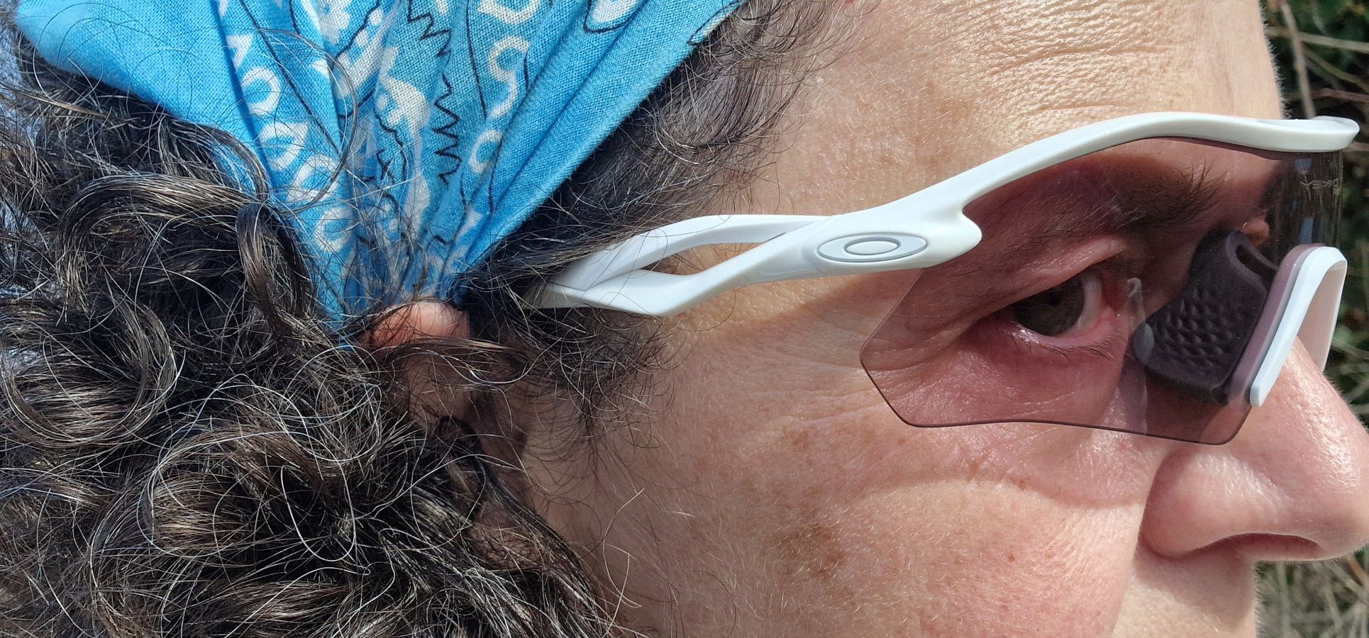 Seitenbügel mit schwungvollem Design unterstreichen den sportlichen Look. 
