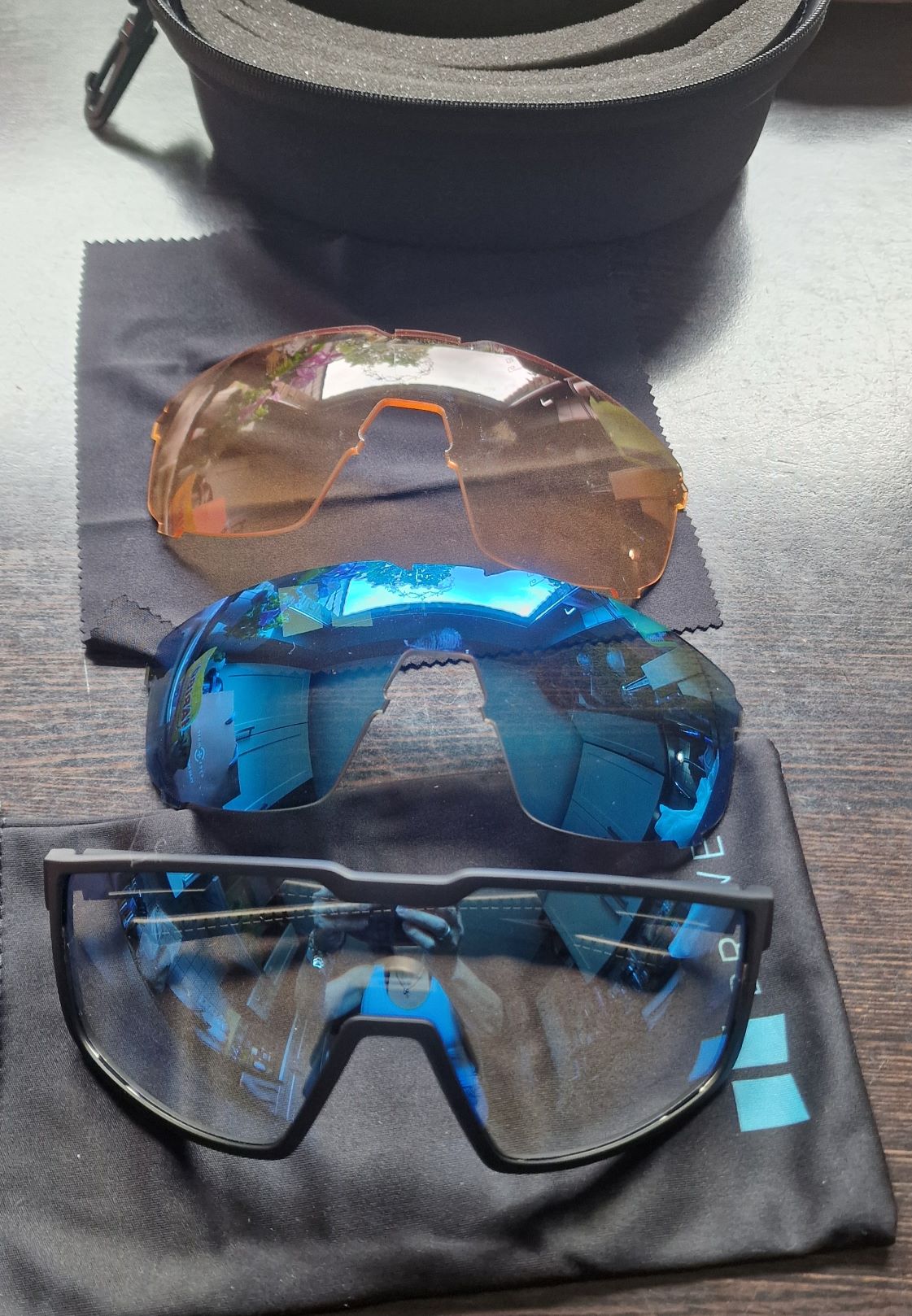Zu einer guten Outdoorausrüstung gehören nicht nur gute Kleidung, Schuhe, ein vernünftiger Rucksack, sondern auch die richtige Sportbrille.