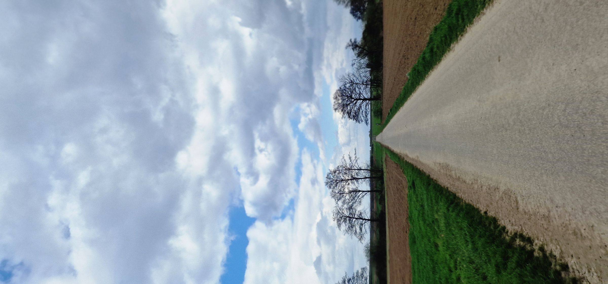 In den Höhenlagen und auf dem freien Feld schützt die Radar Plate die Augen vor dem immer präsenten Wind