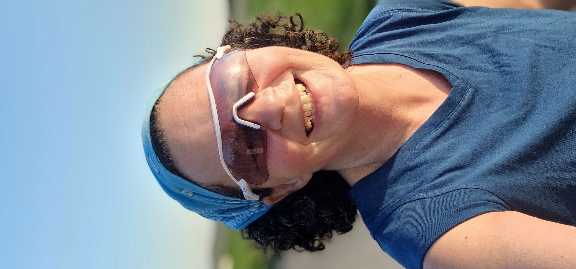 Ich bin viel in der Natur unterwegs, da hat man immer eine leichte Bräune. Daher hatte ich nie das Gefühl, mit der hellen Brille blass zu wirken. Die Wweiße Brille gefällt mir sehr gut.