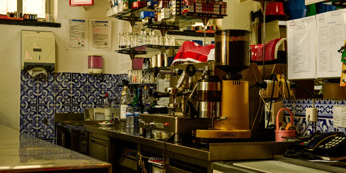 OUTSIDEstories Unterwegs-Tipp: Portugal offroad, Cafe in Portugal