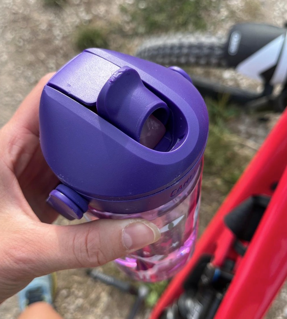 Flasche glatt und aus dem Rucksack gerutscht