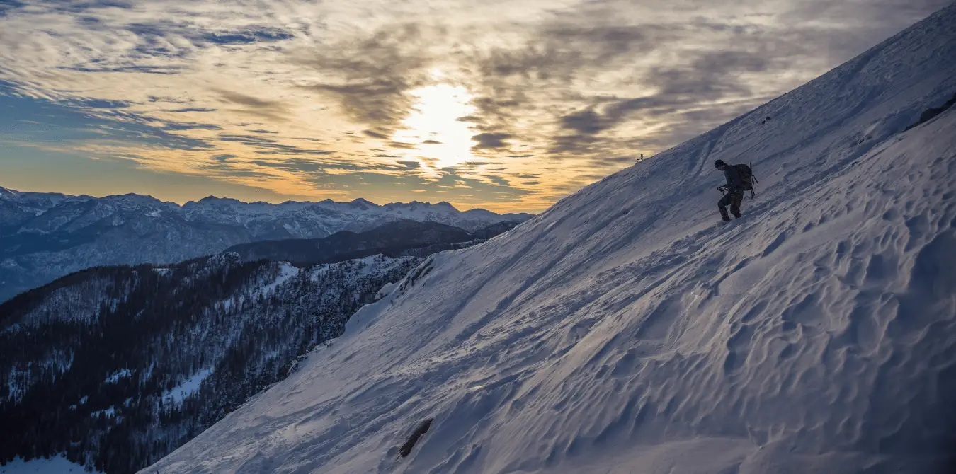 Skitourengehen und Abfahrt im Sonnenuntergang