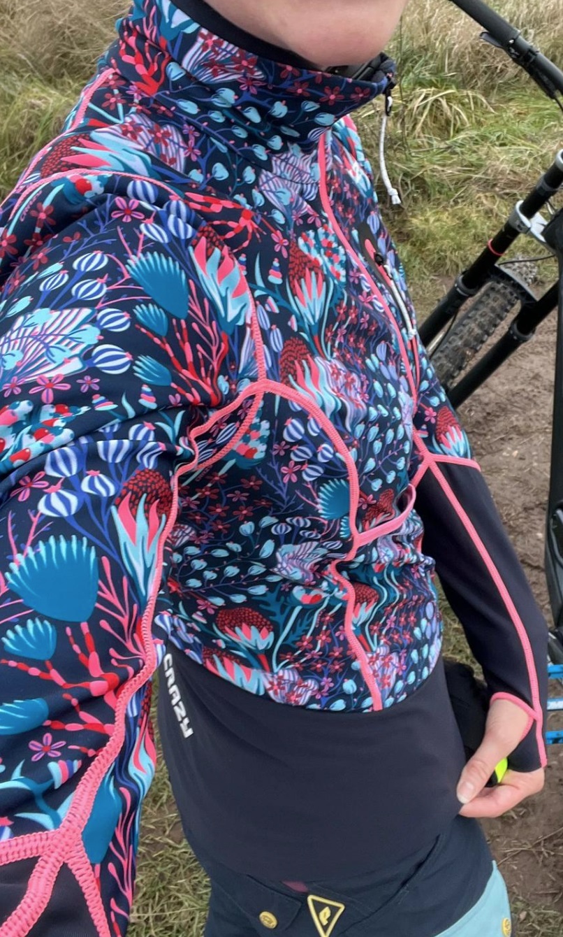 beim Biken fürs Foto kurz die Jacke ausgezogen
