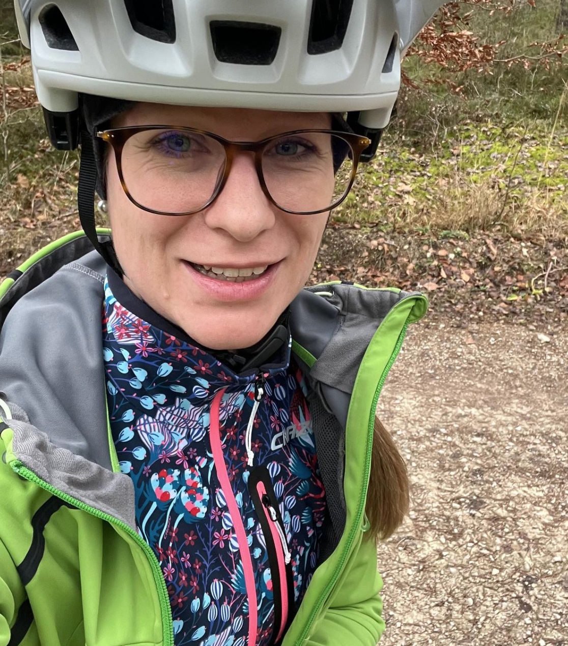Stehkragen unter der Jacke beim Biken zu erkennen