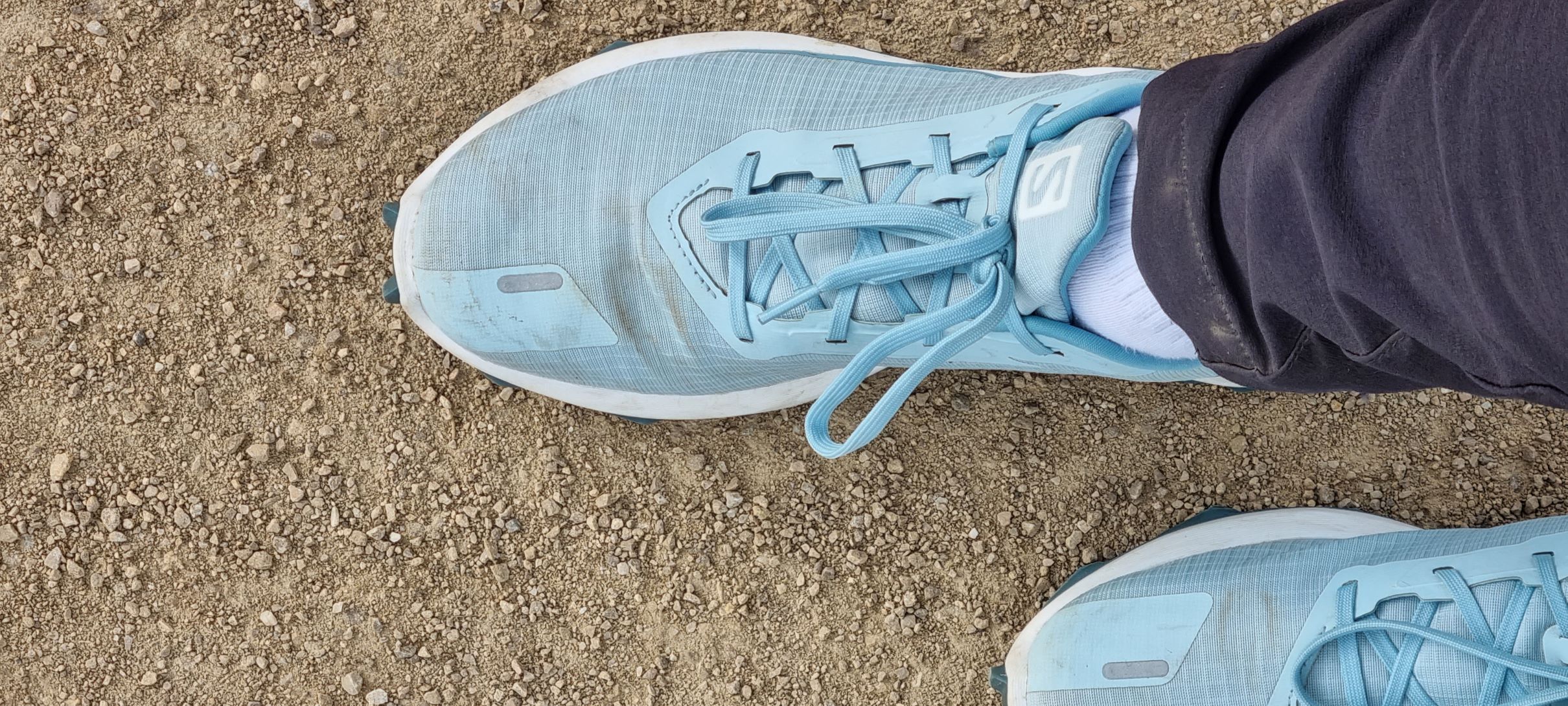 Ein Trailrunning Schuh mit Gore-Tex Membran sorgt für gut belüftete und trockenen Füße 