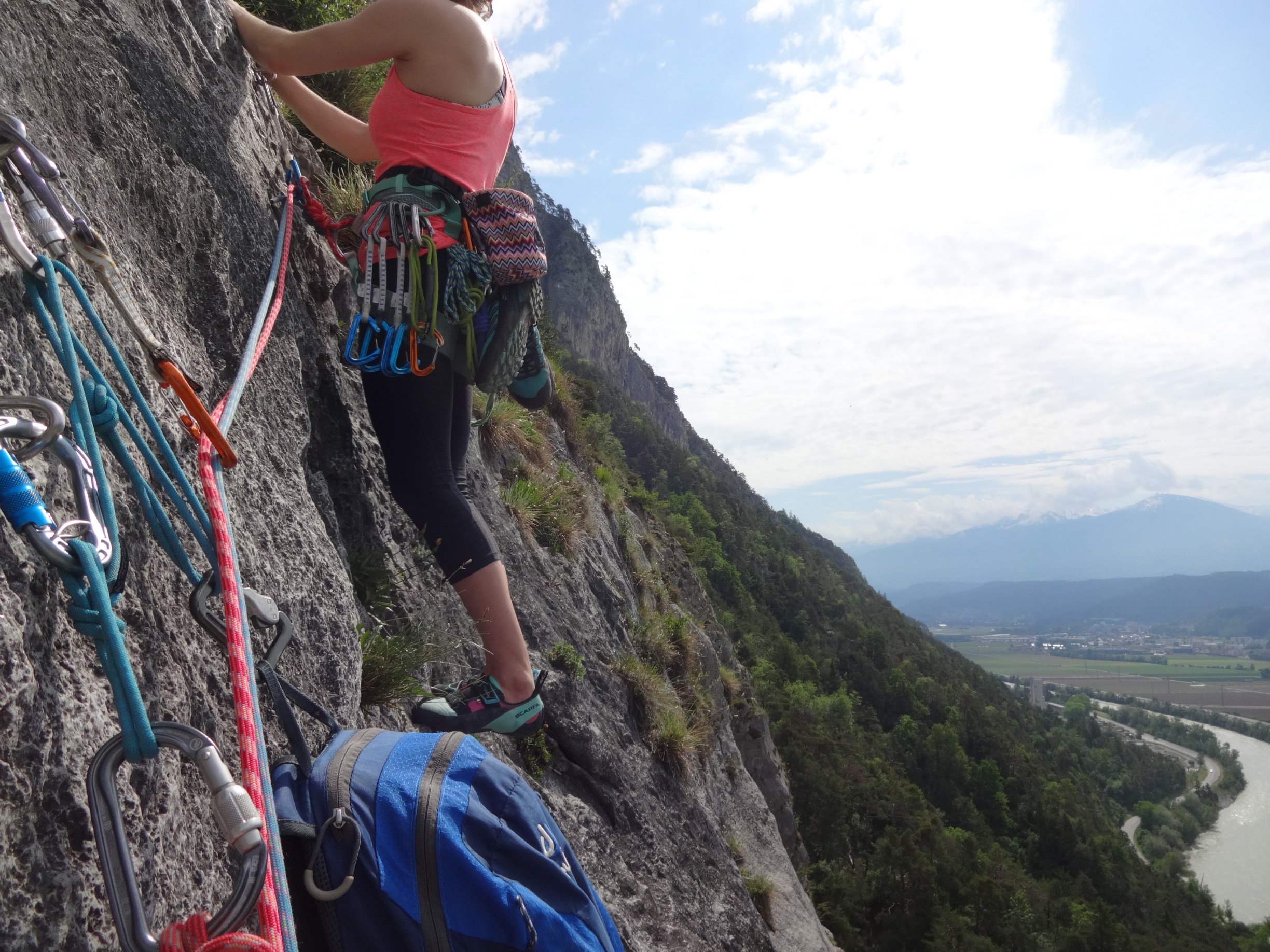 Chalkbag und alles mögliche andere hängt am Gurt