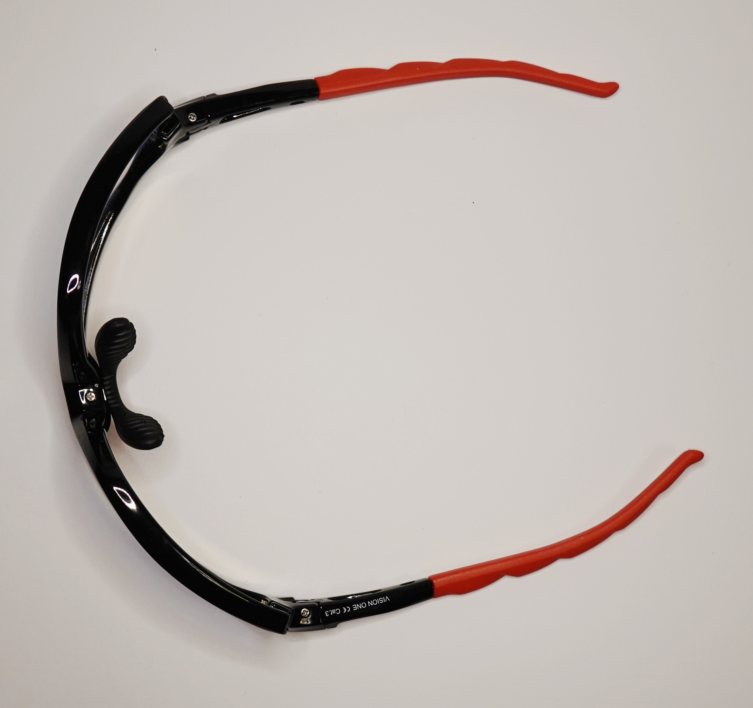 Brille und Bügel angepasst