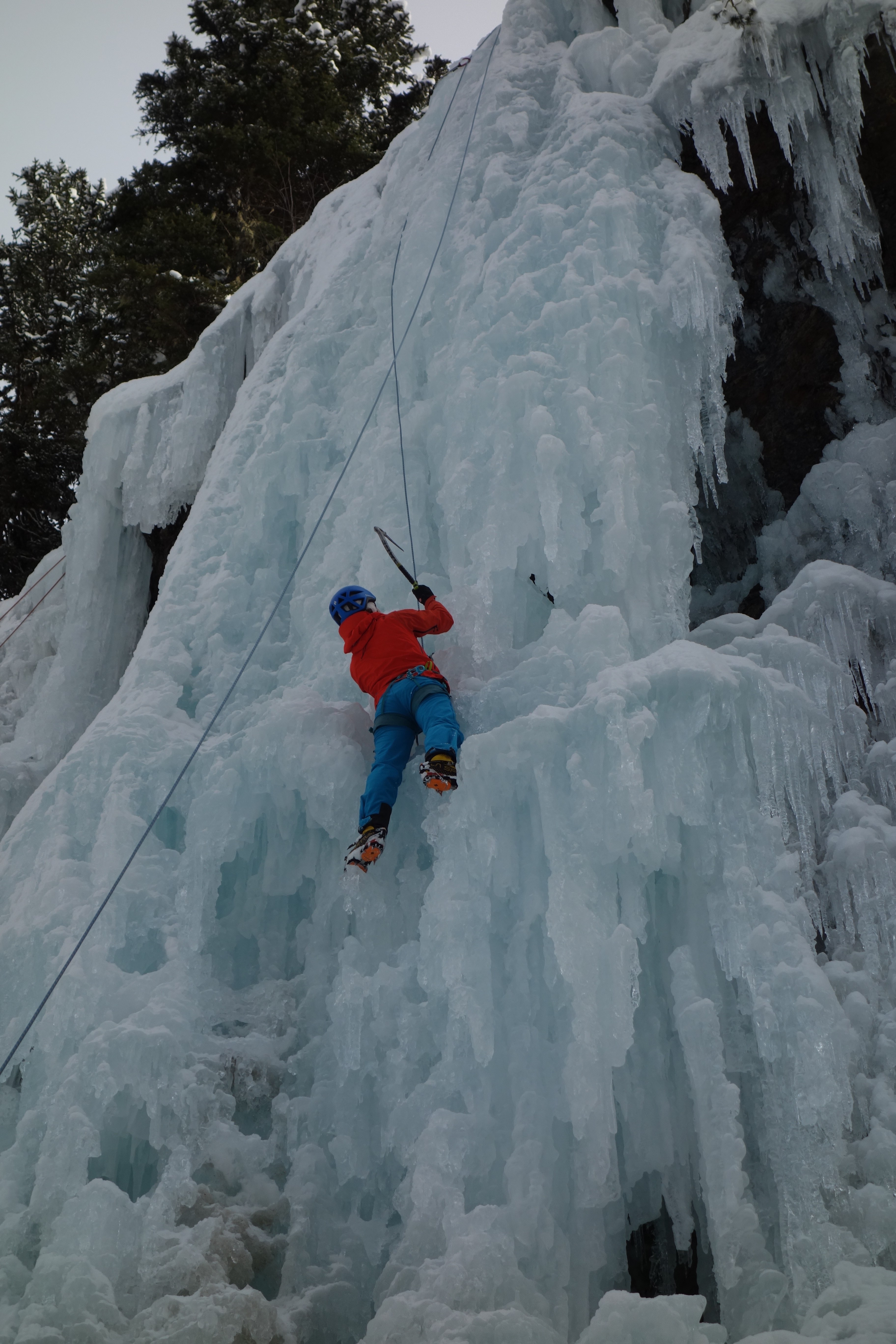 Beim Eisklettern mit Helm und Mütze