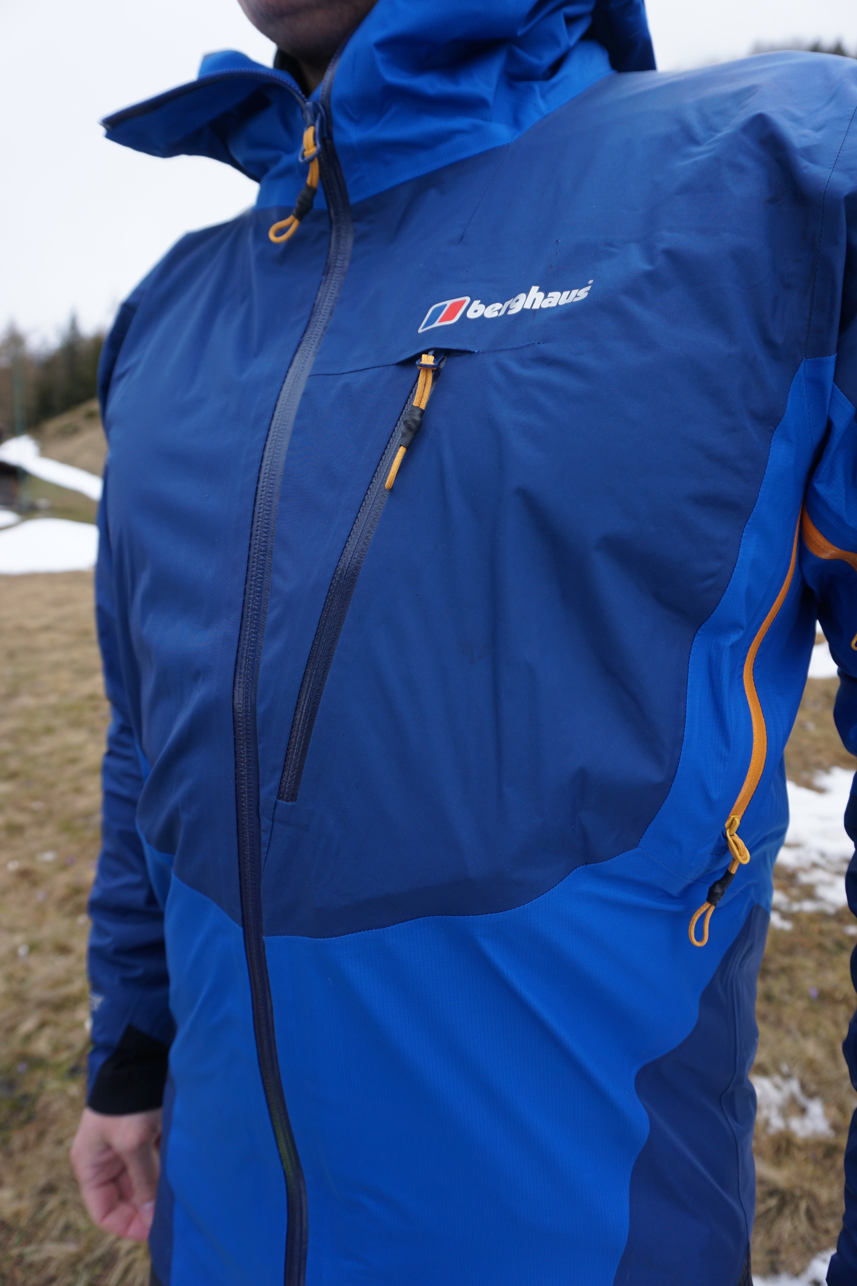 Changtse-Jacke mit Tasche im Brustbereich