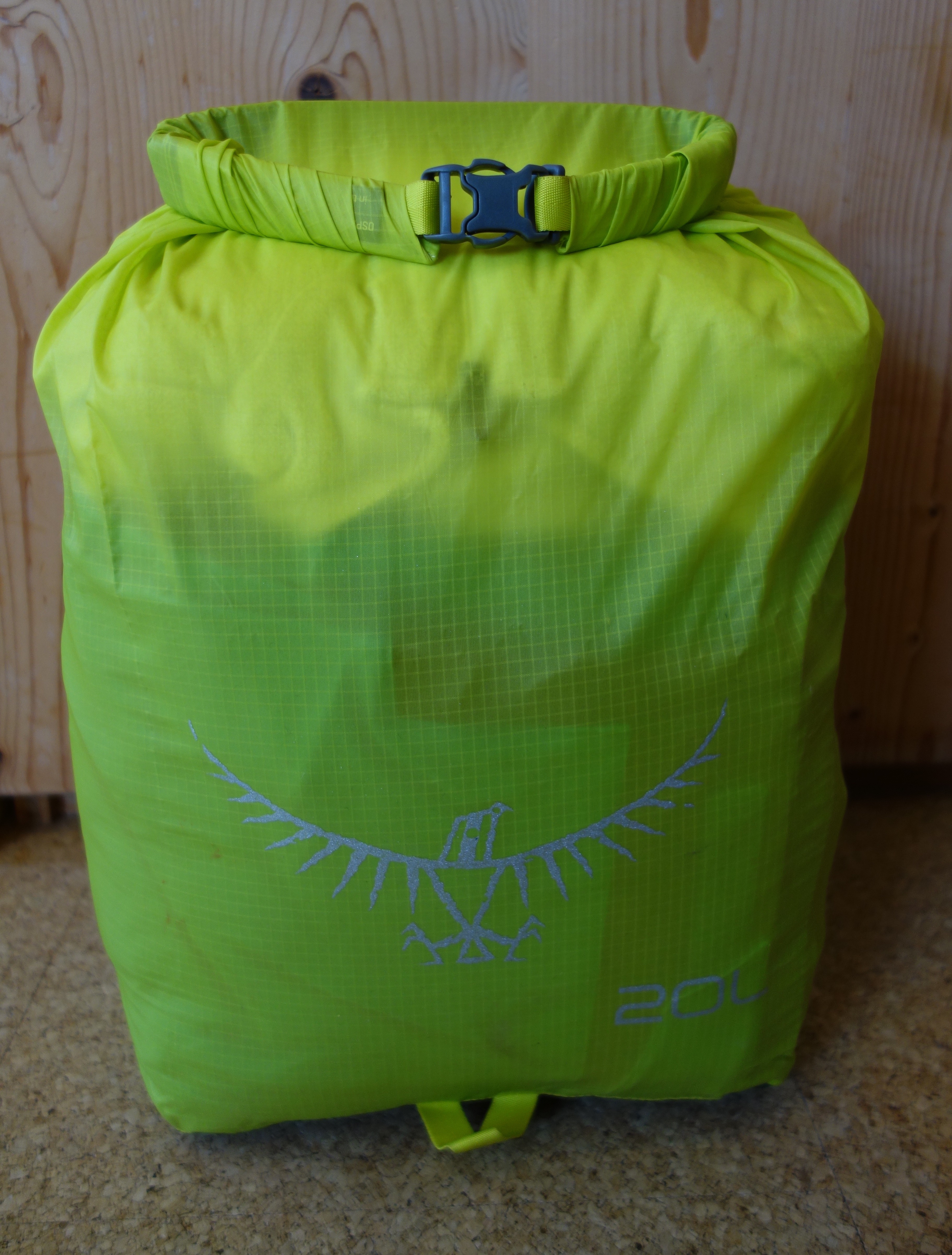 Der Packsack kann auf seinem Boden stehen