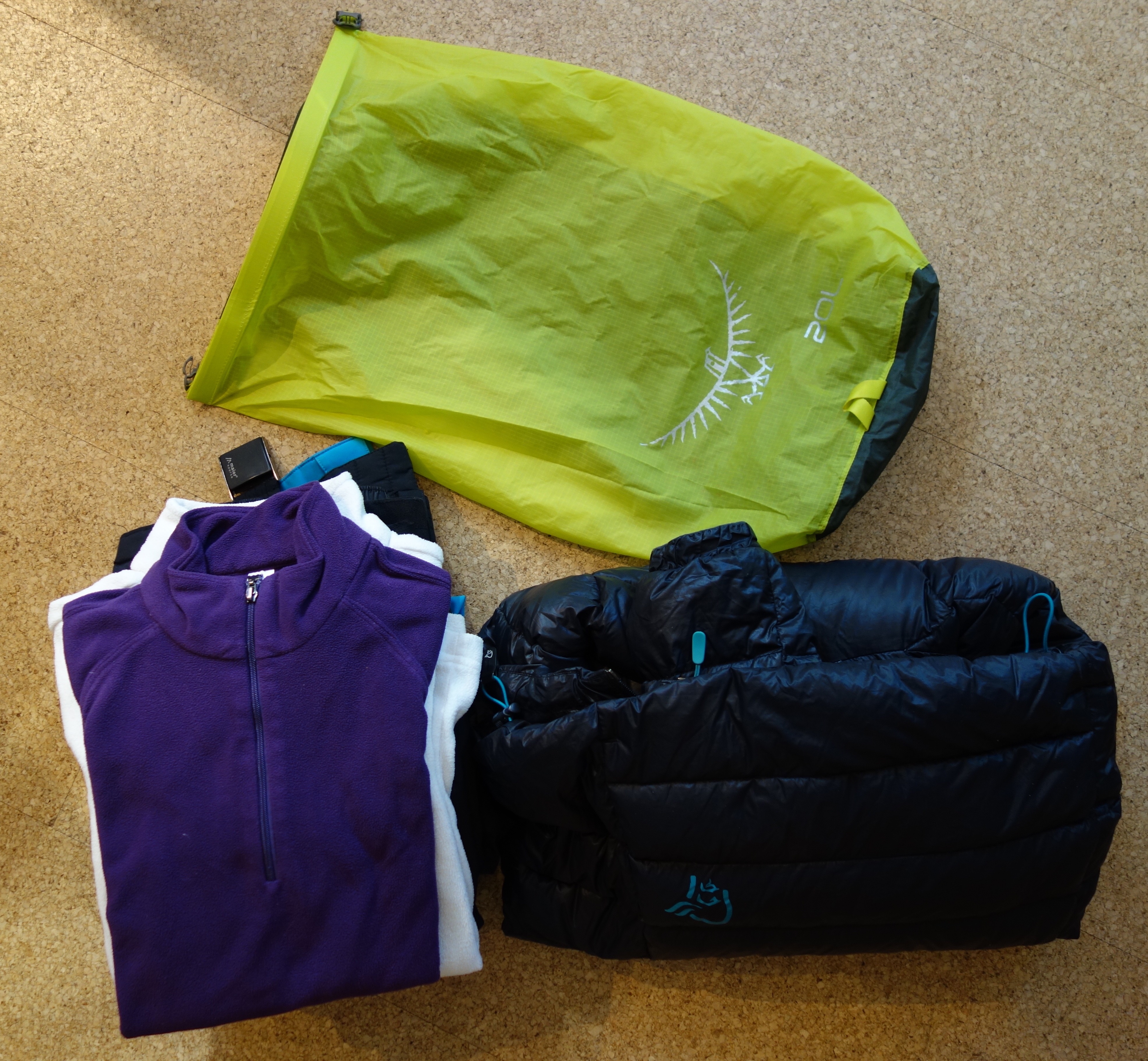 Der Packsack mit seinem Inhalt: 2 Fleecepullis, 2 Skihosen und eine Daunenjacke