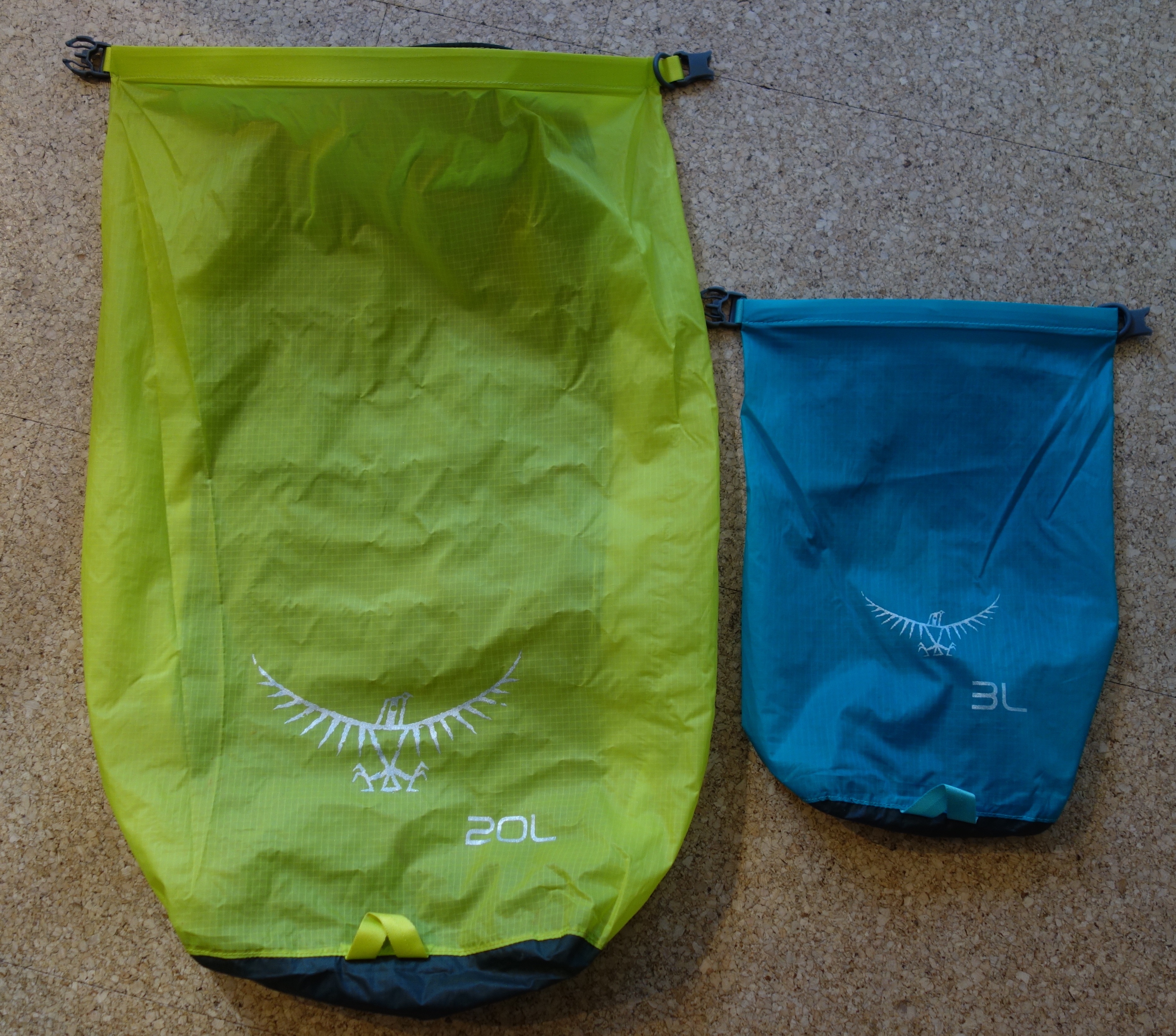 Der 20 Liter Packsack liegt neben der 3 Liter Variante