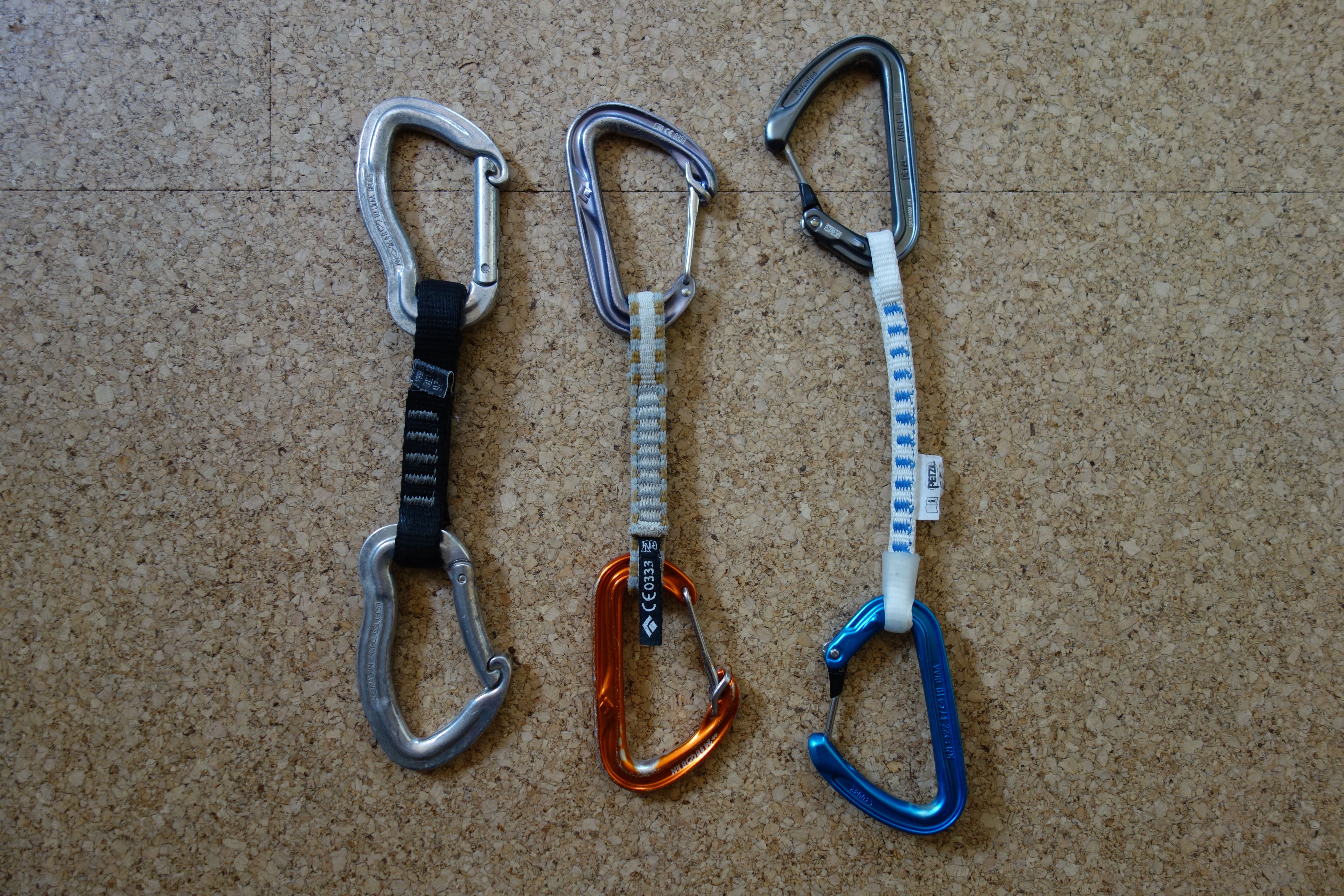 Eine alte AustriaAlpin Exe, Black Diamond Hoodwire und Petzl Ange L nebeneinander