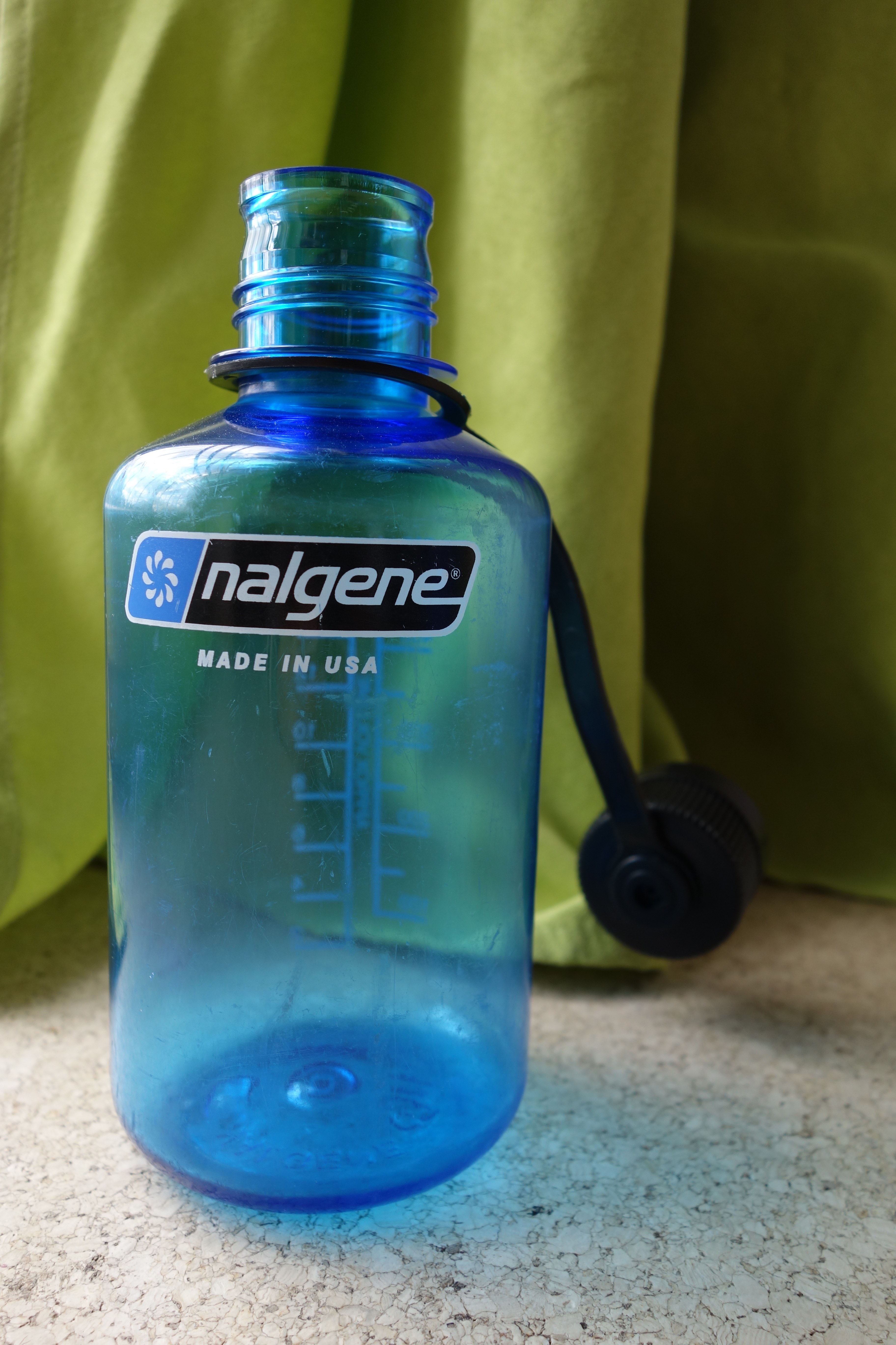 Die geöffnete Trinkflasche mit dem Aufdruck der Marke Nalgene vorne