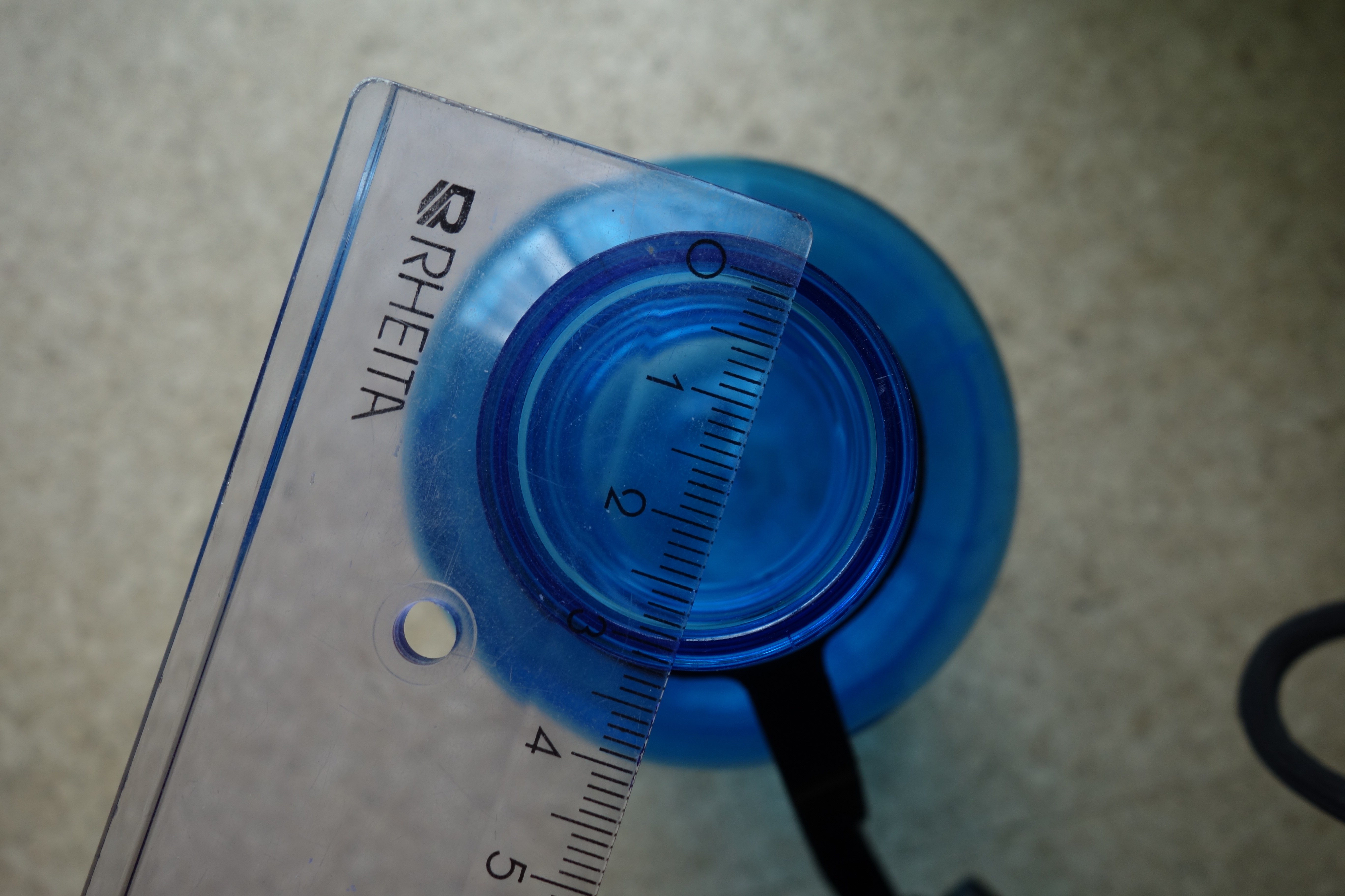 Die Öffnung der Flasche misst 2,9cm (im Bild ist die Öffnung mit einem Lineal)