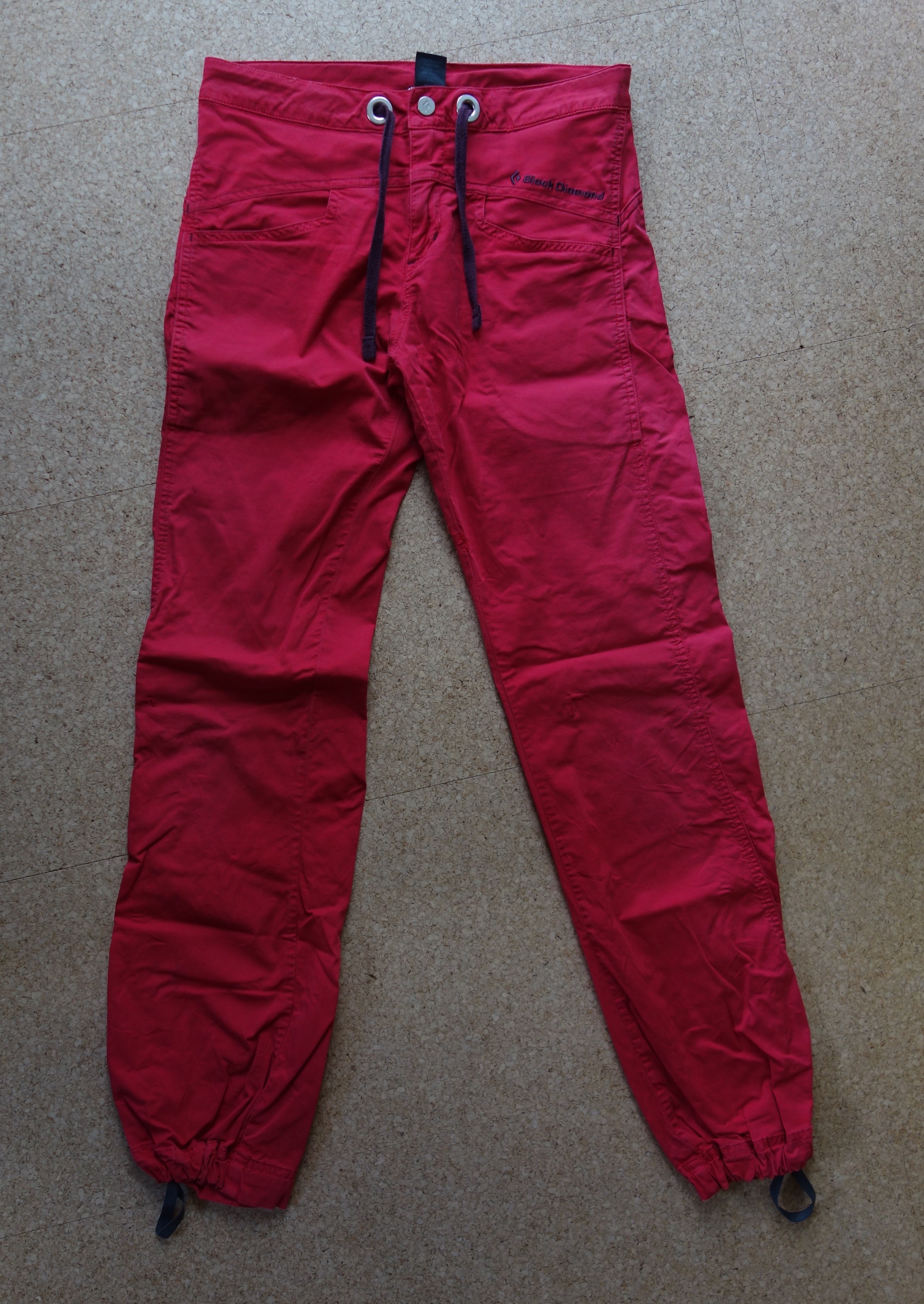 Die Hose von vorne auf dem Boden liegend.