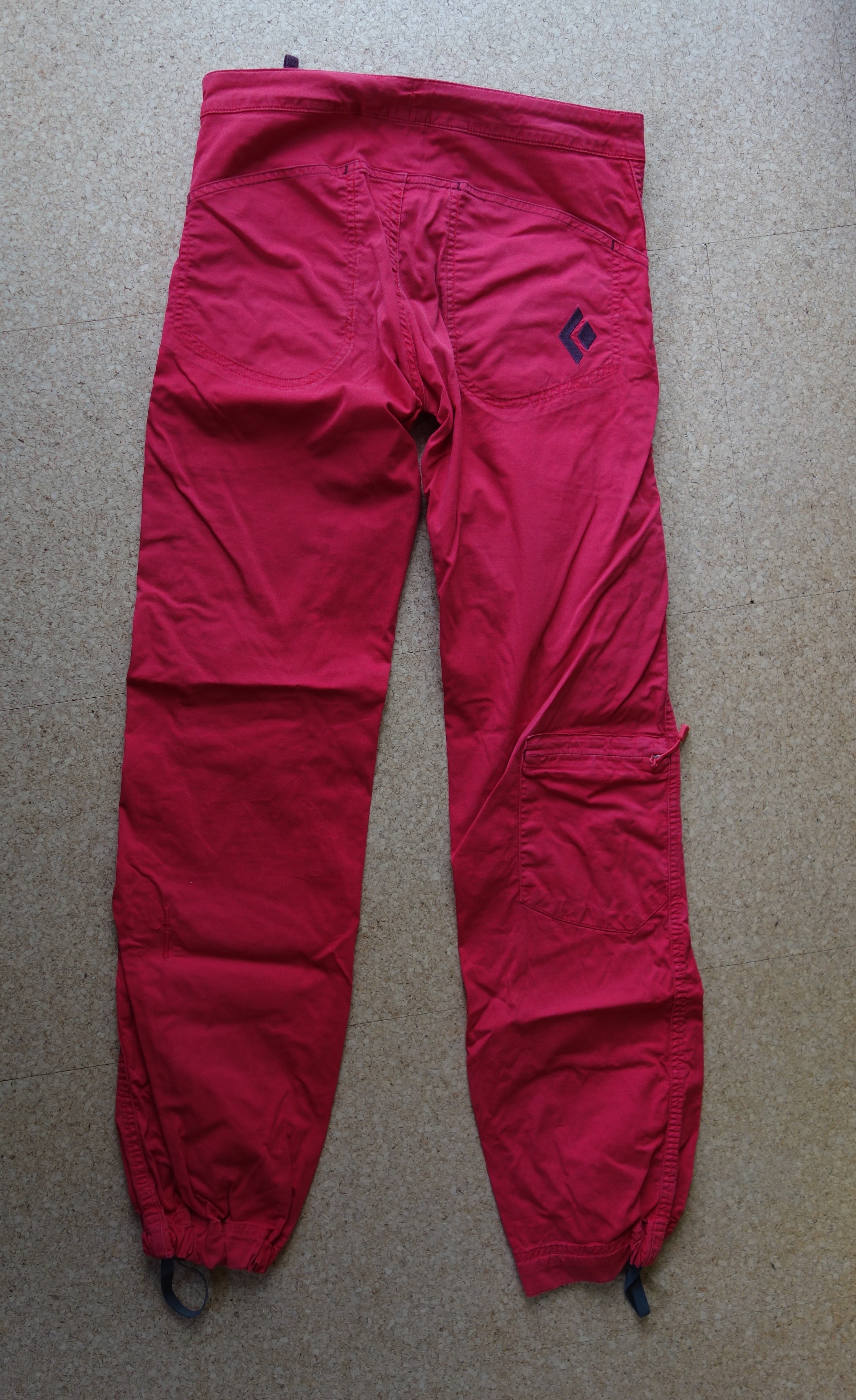 Die Hose von hinten, man sieht die Taschen am Po und die Tasche an der Wade