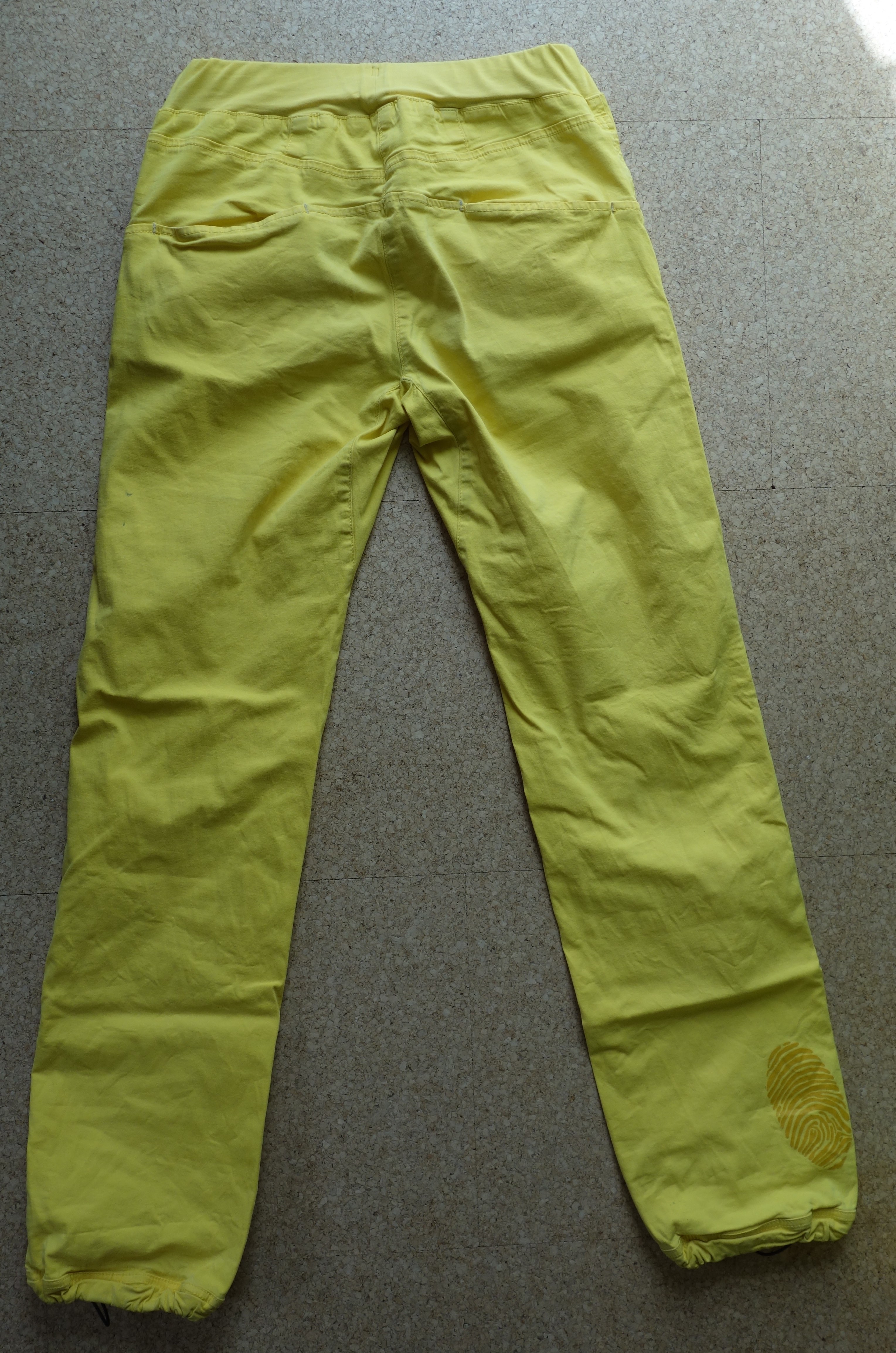 Die Hose von hinten auf dem Boden liegend
