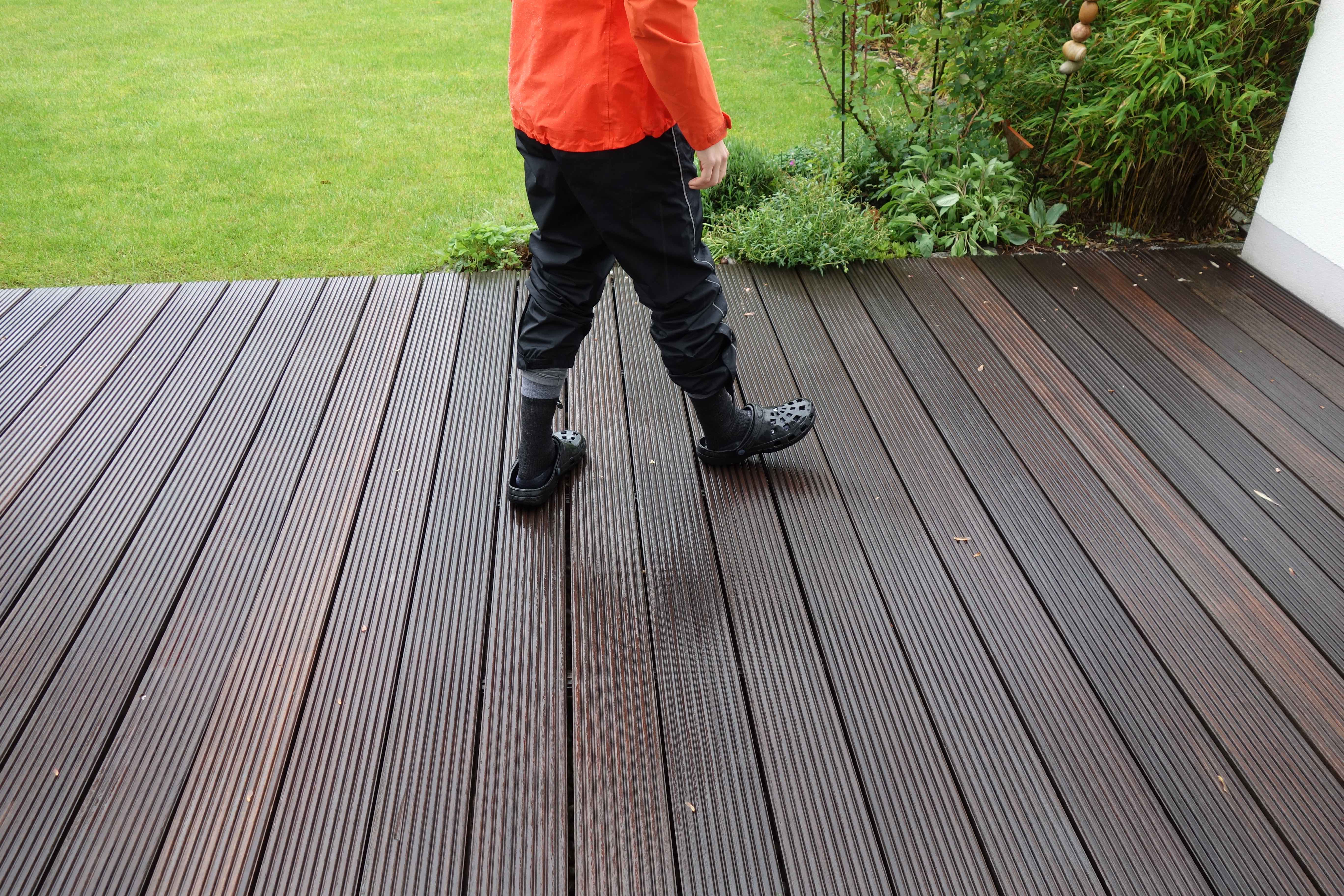 ich gehe mit den Socken in den nassen Gartenschuhen umher