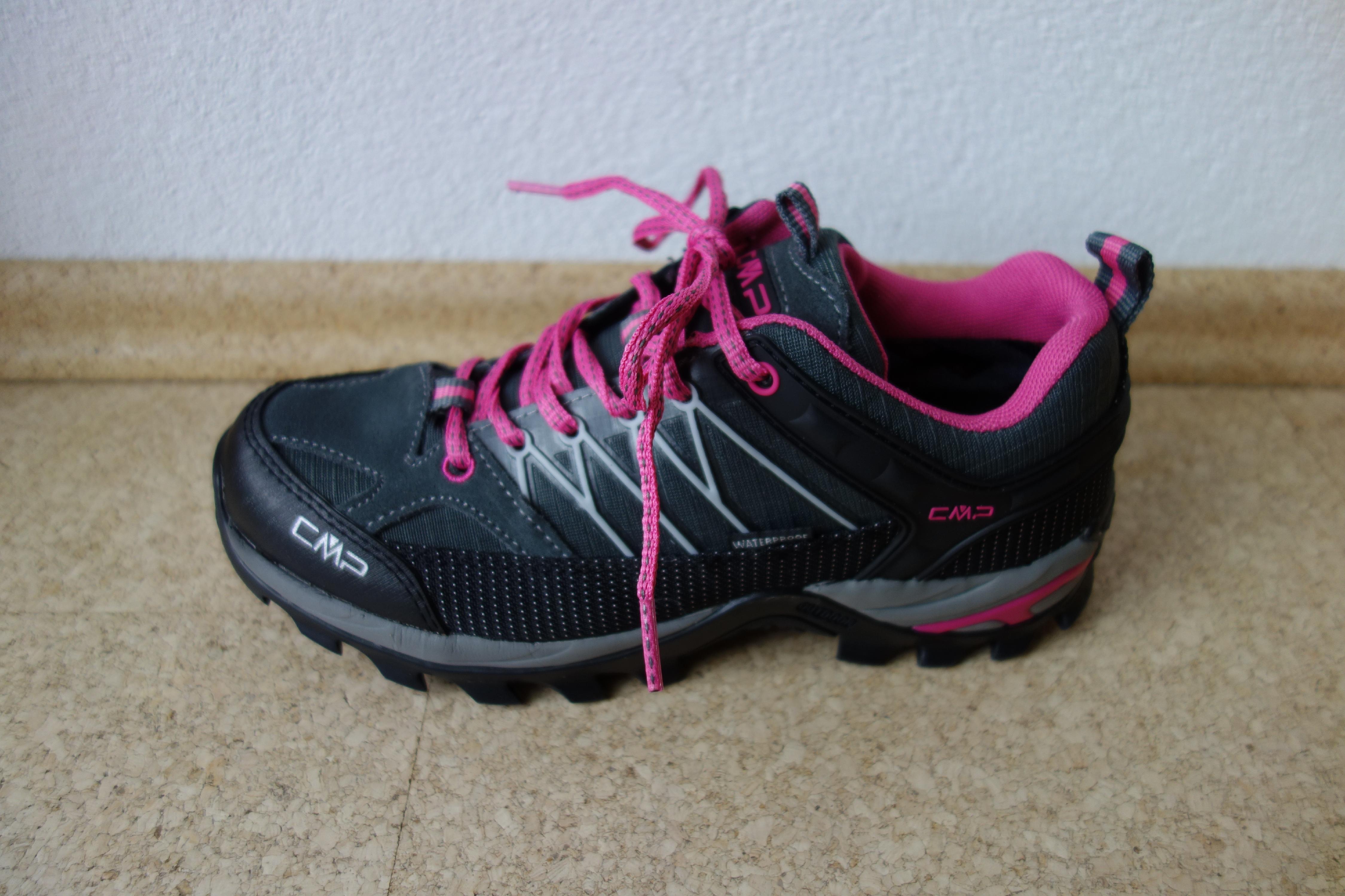 Der Schuh von der Seite mit dem Schutzband aus Kevlar