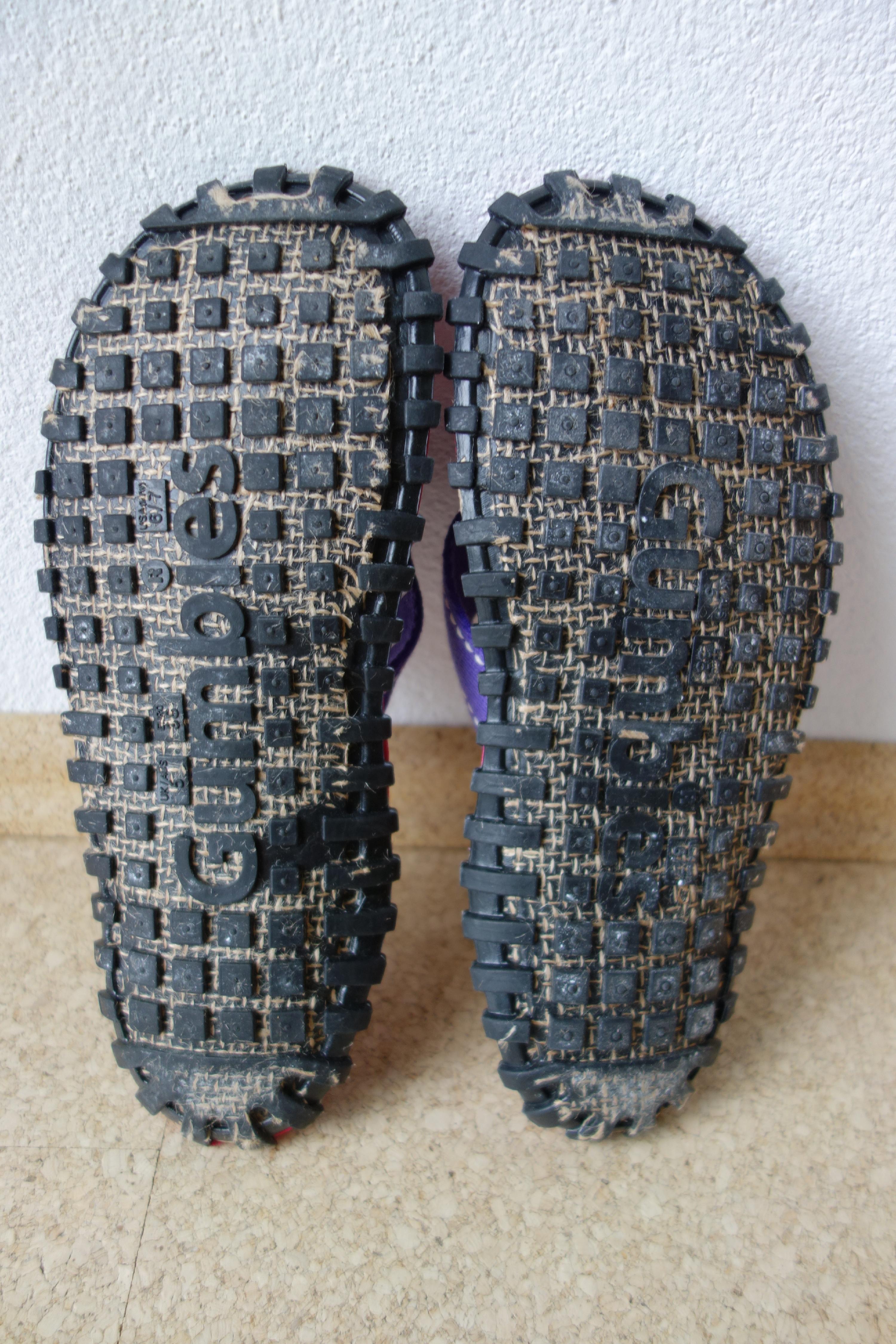 Sohle der Gumbies aus Reifen und Jute mit Profil
