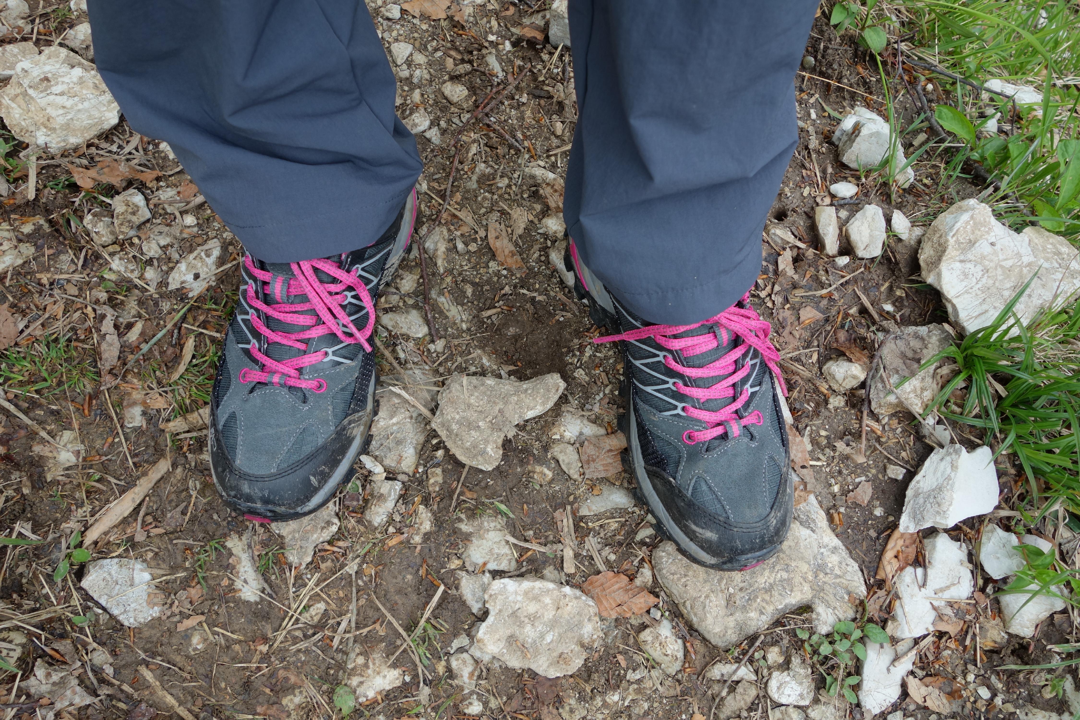 Die Schuhe auf Waldboden