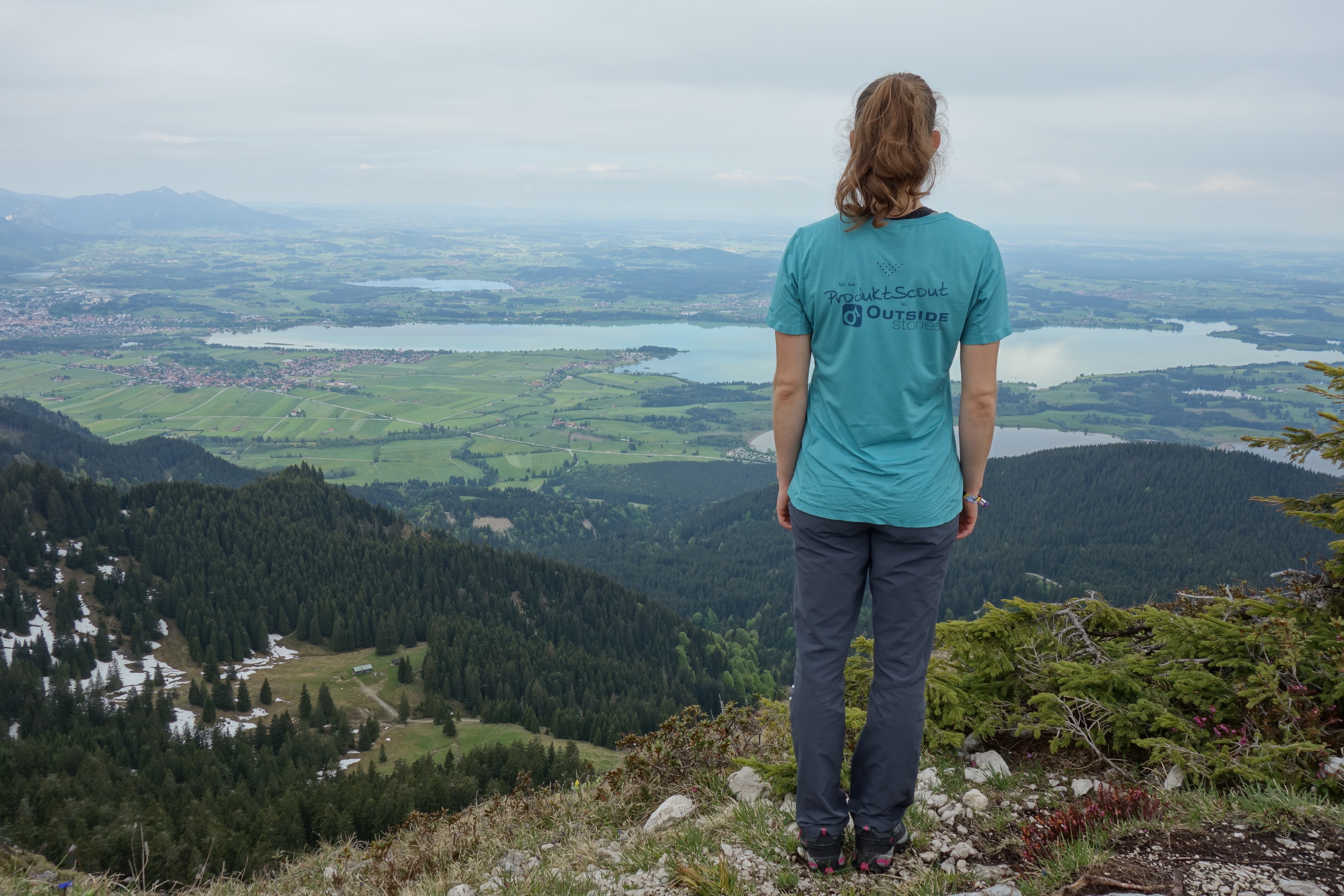 Das Shirt im Einsatz, im Hintergrund ein paar Seen