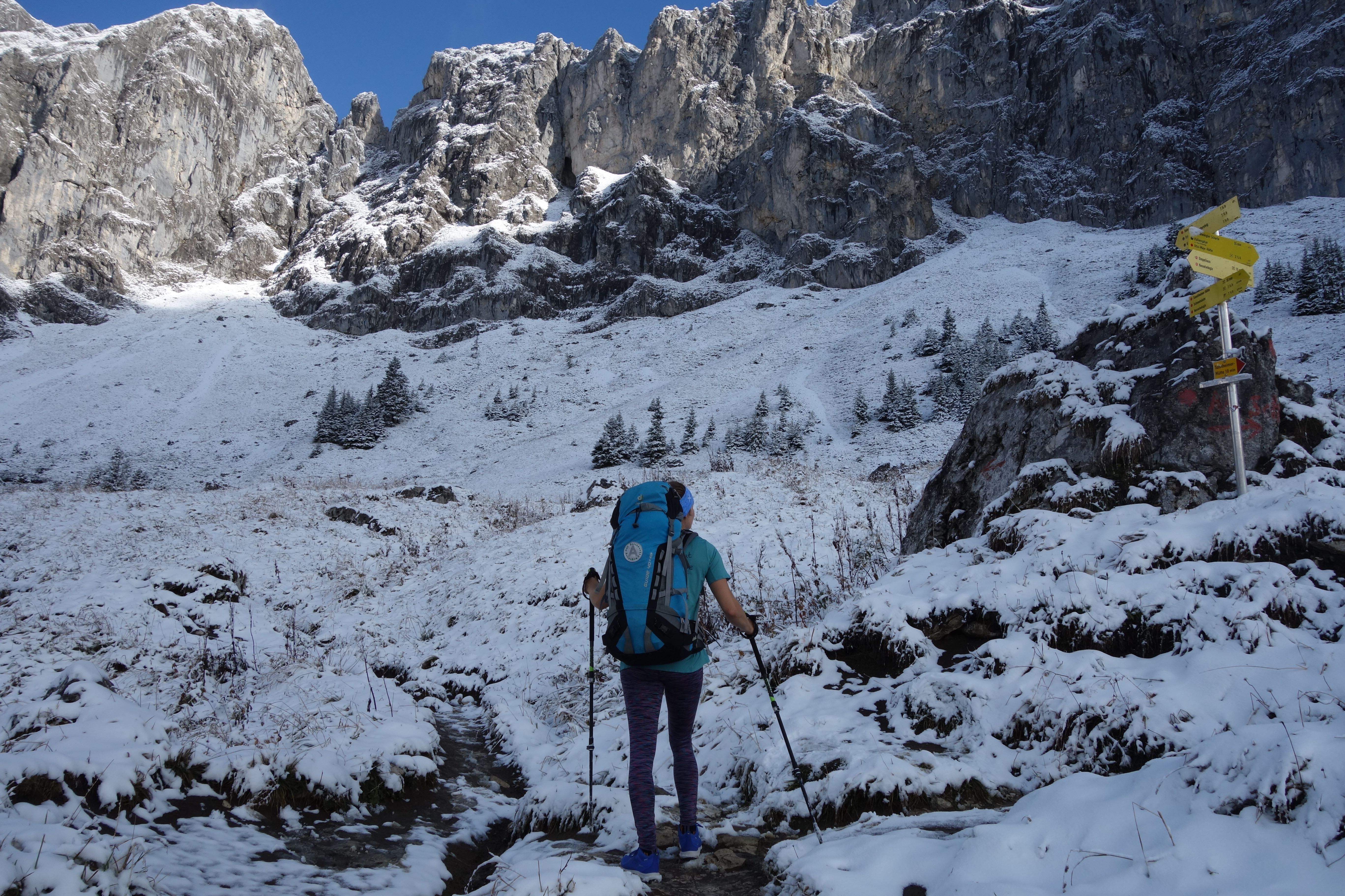 Die Schuhe beim Wandern in den Tannheimer Bergen im Schnee