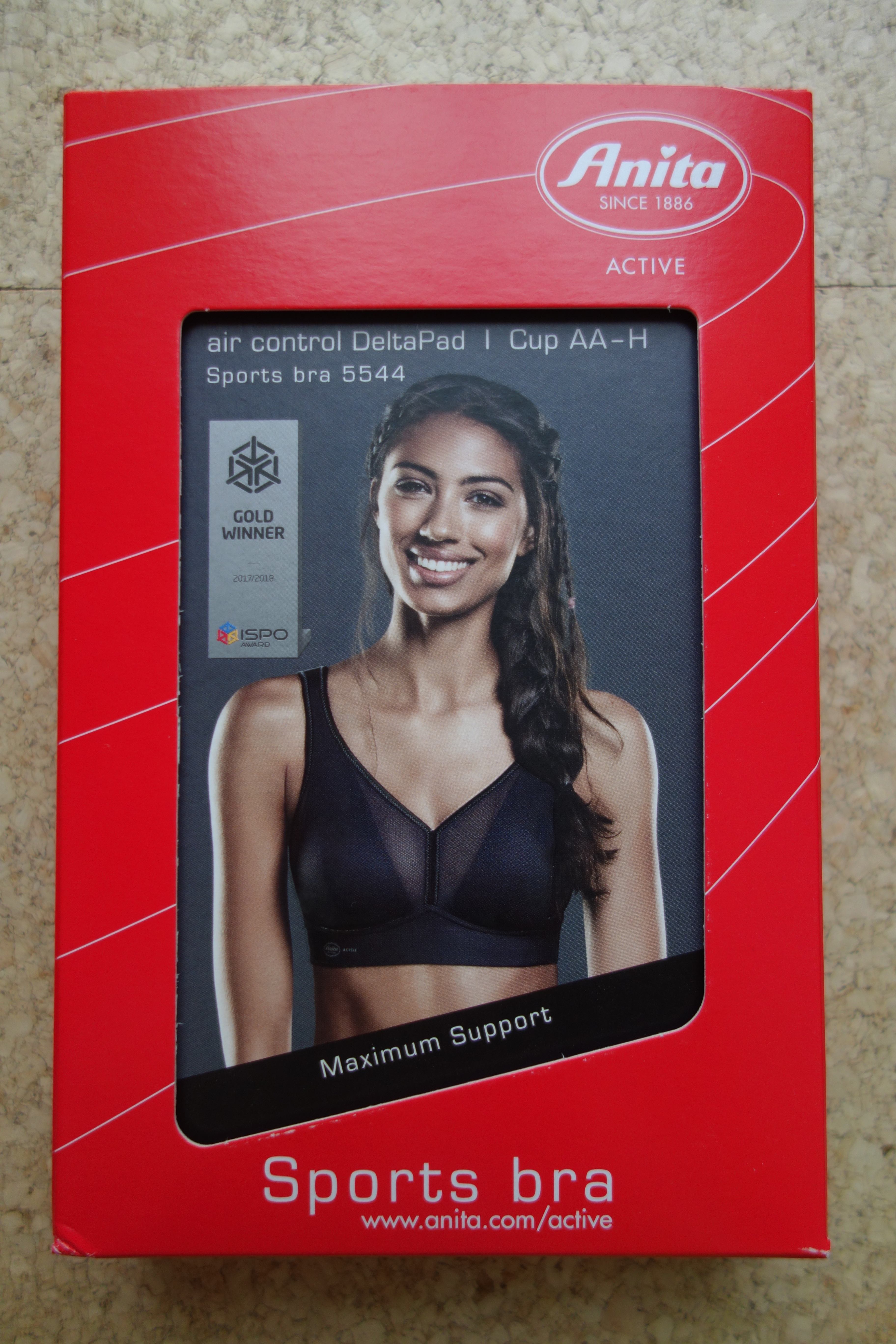 Die Verpackung des BHs von vorne