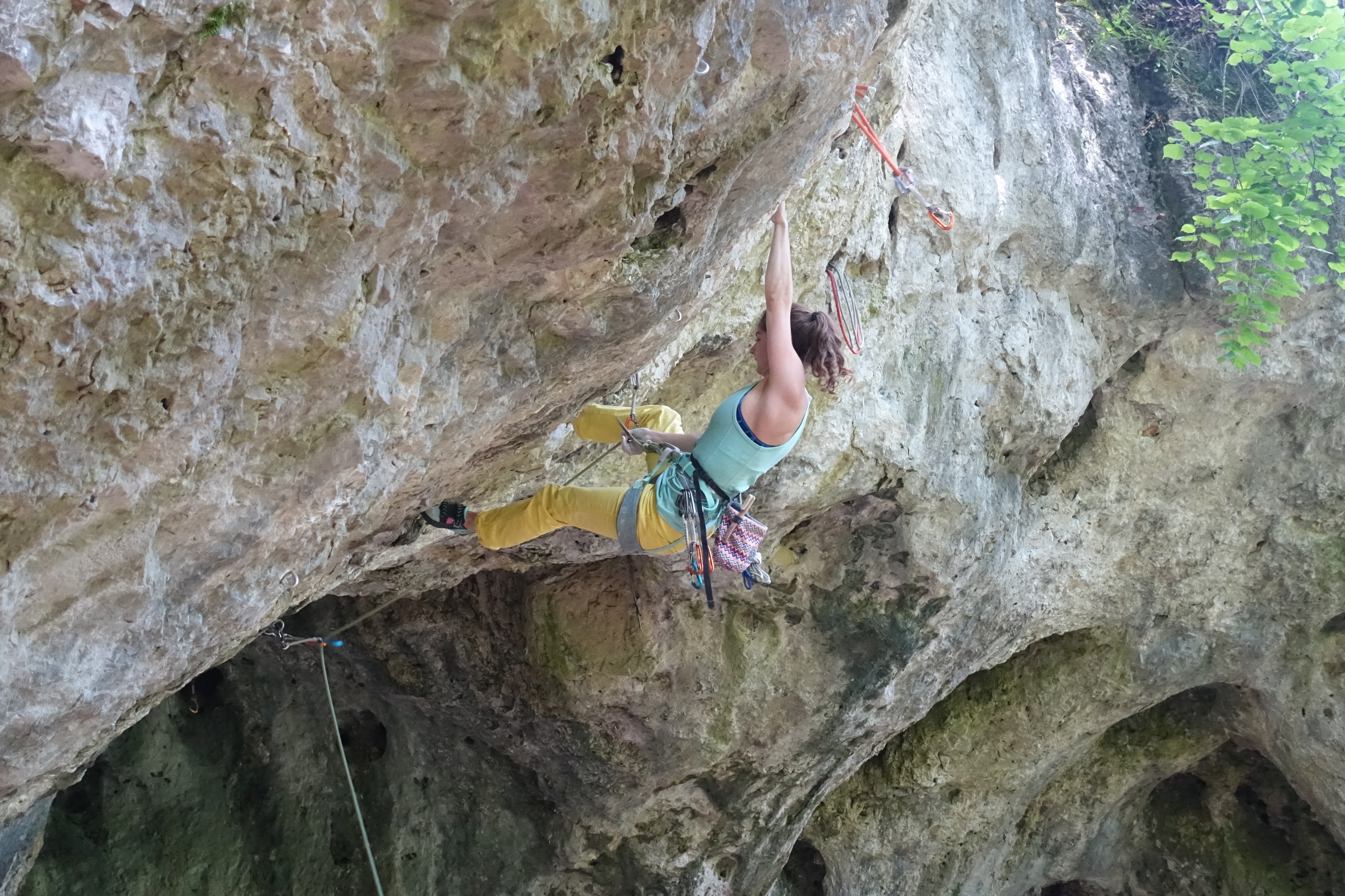 Beim Klettern in der Fränkischen mit Chalkbag und Bürste