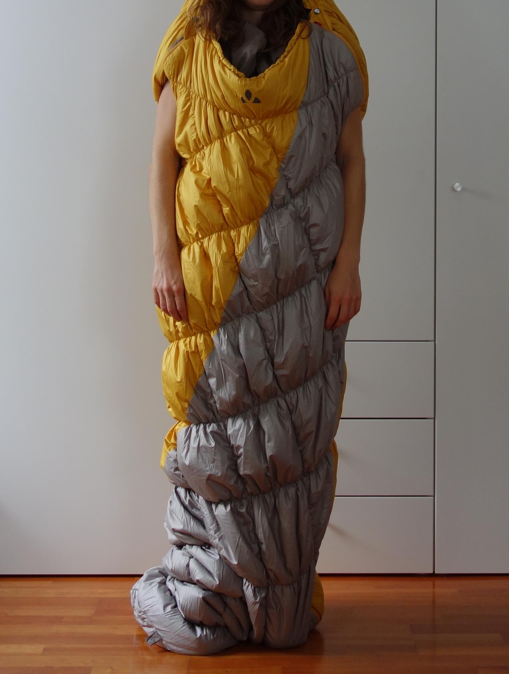 Schlafsack von vorne mit Armen draußen