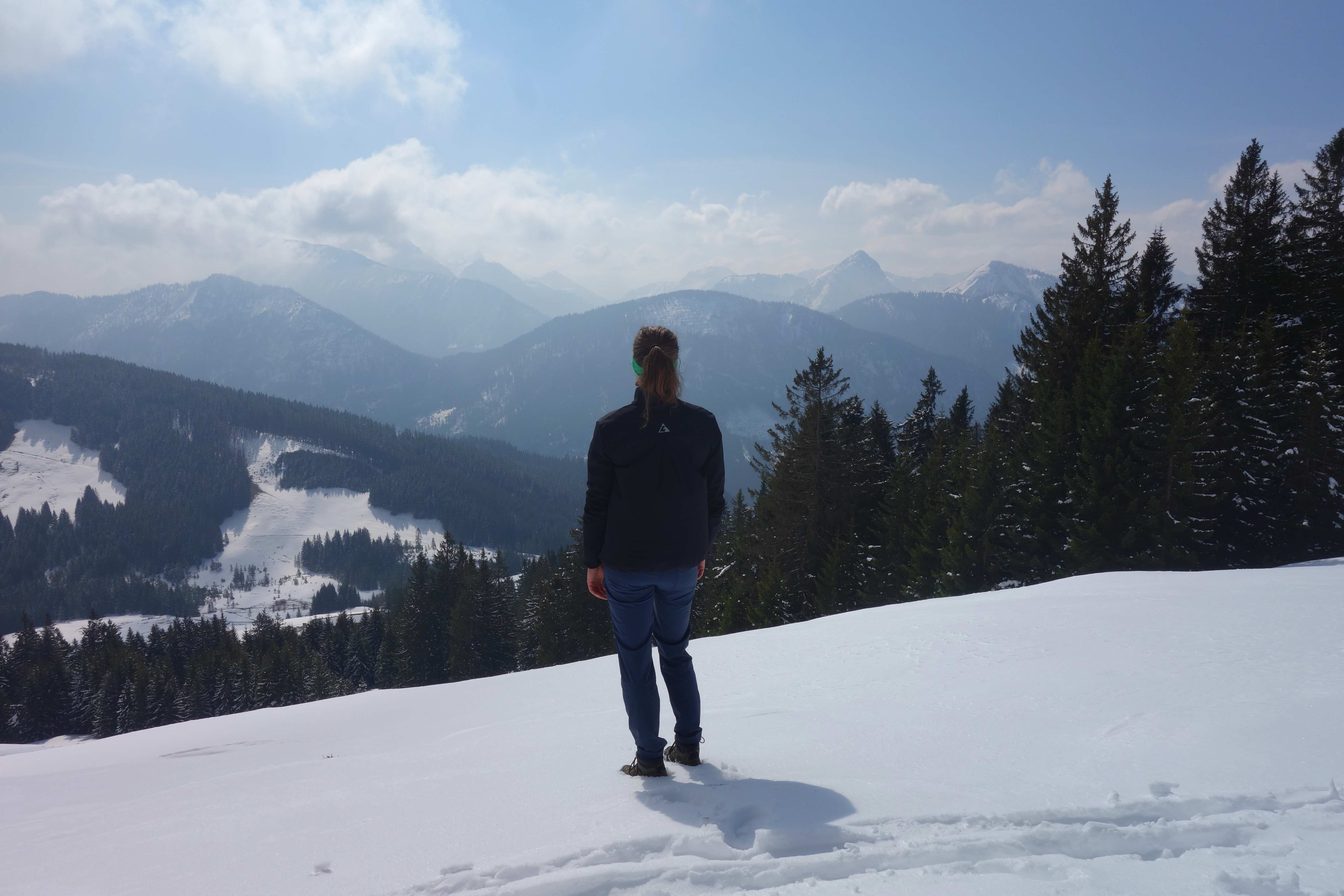 Mit der Jacke im Frühling im Schnee auf dem Gipfel 