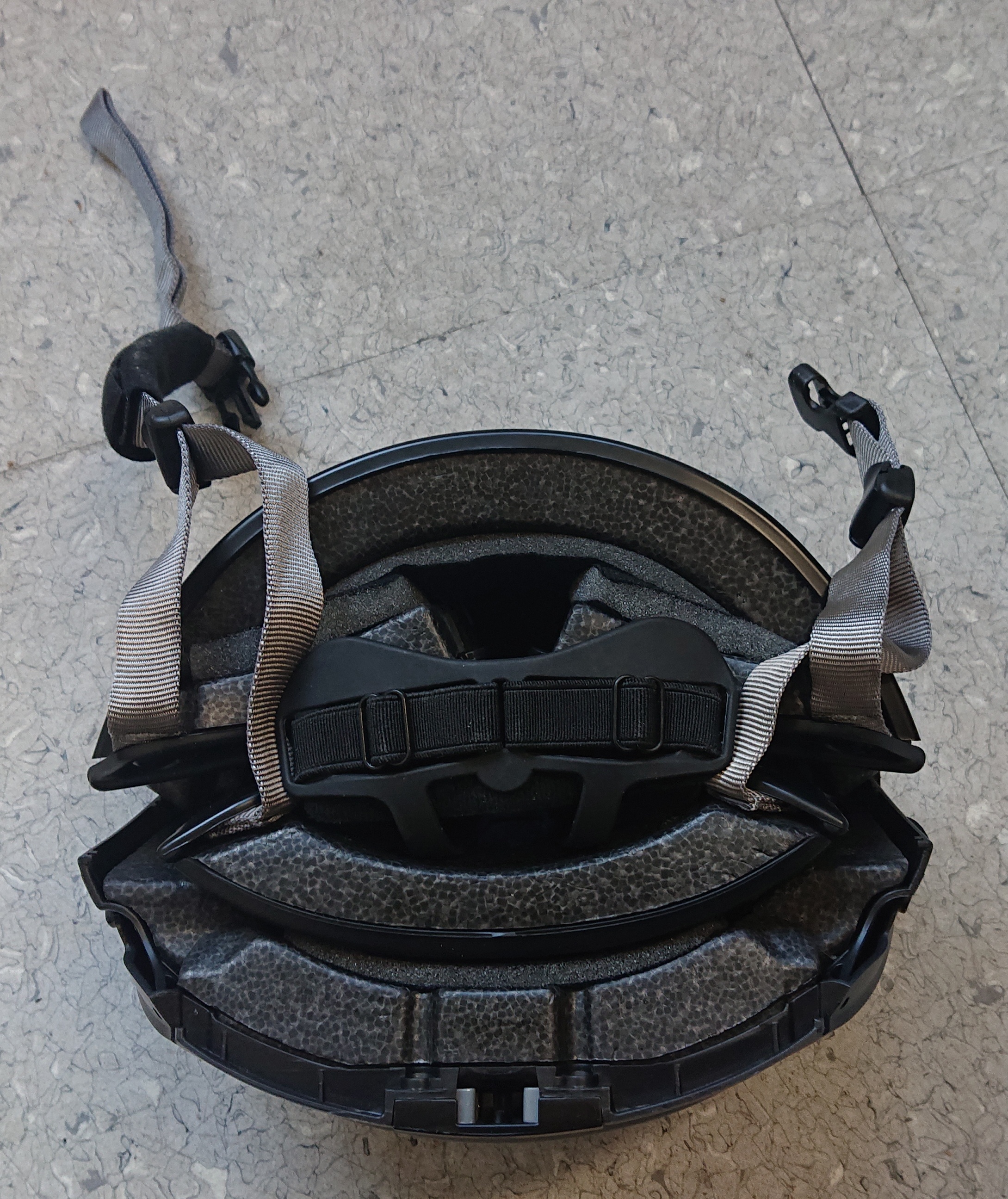 Helm komplett gefaltet