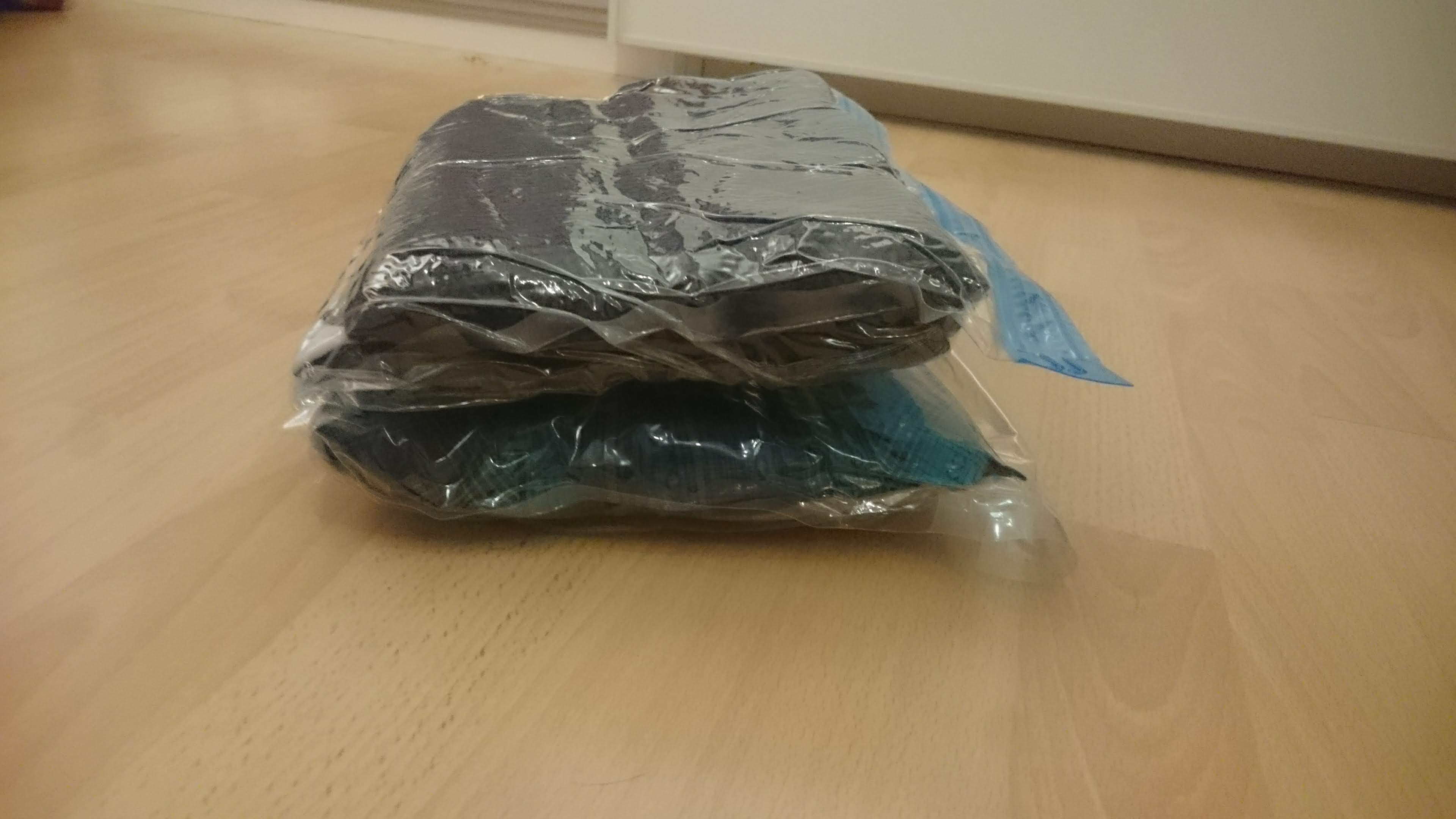Kompressionsbeutel mit Kleidung - gefaltet