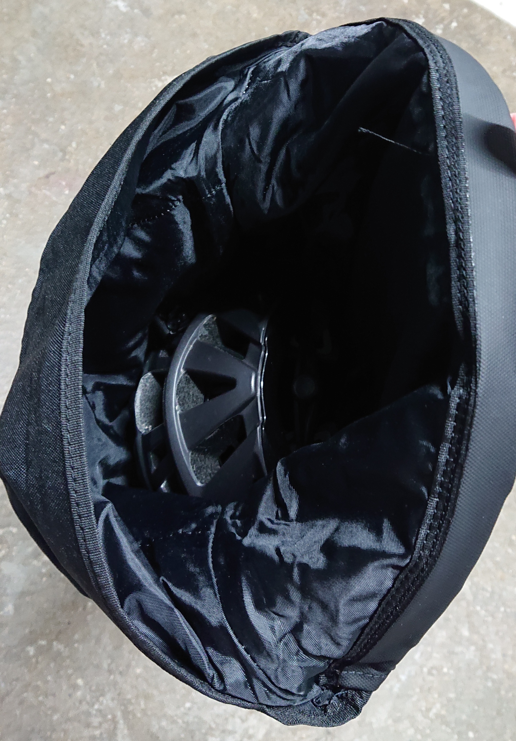 Helm im Packsack