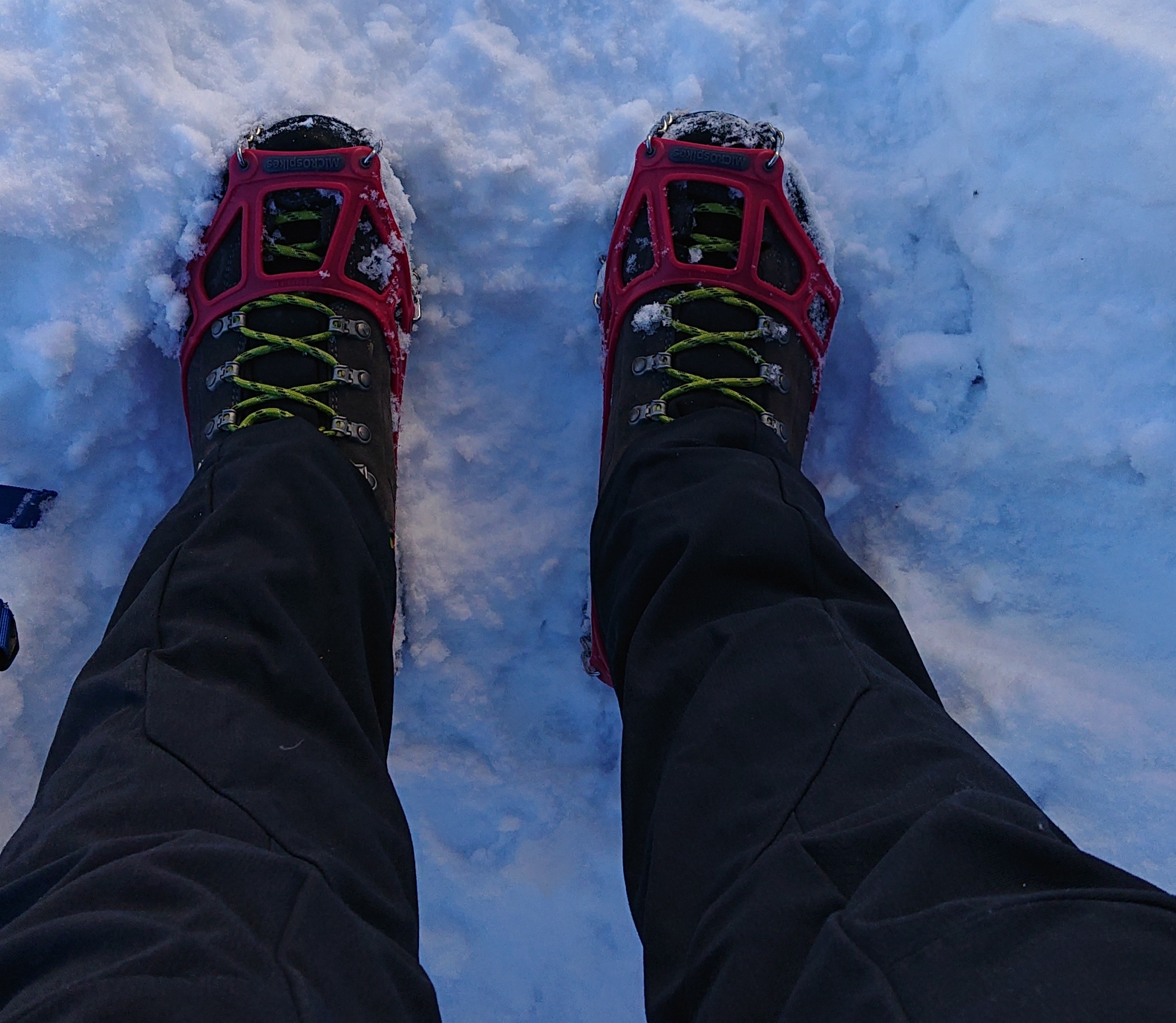 Microspikes am Wanderschuh