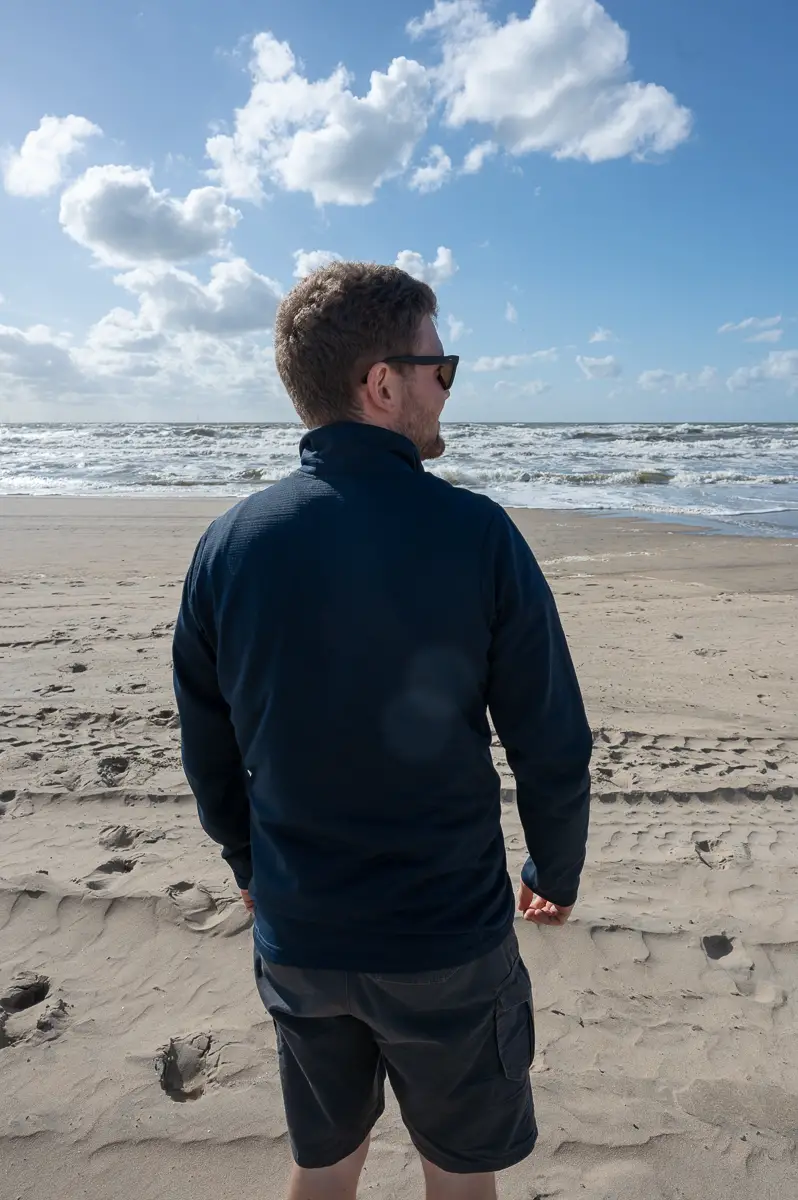 von hinten am Meer