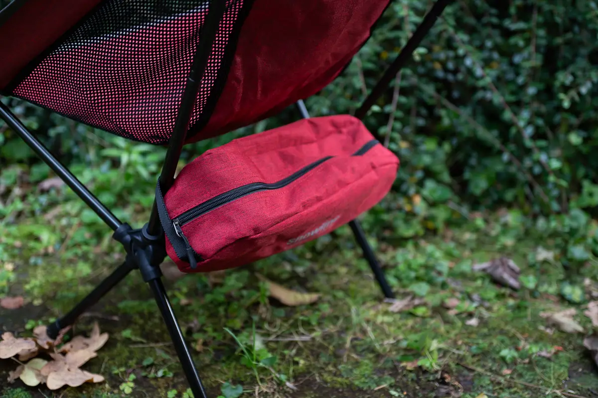 als Tasche am Stuhl