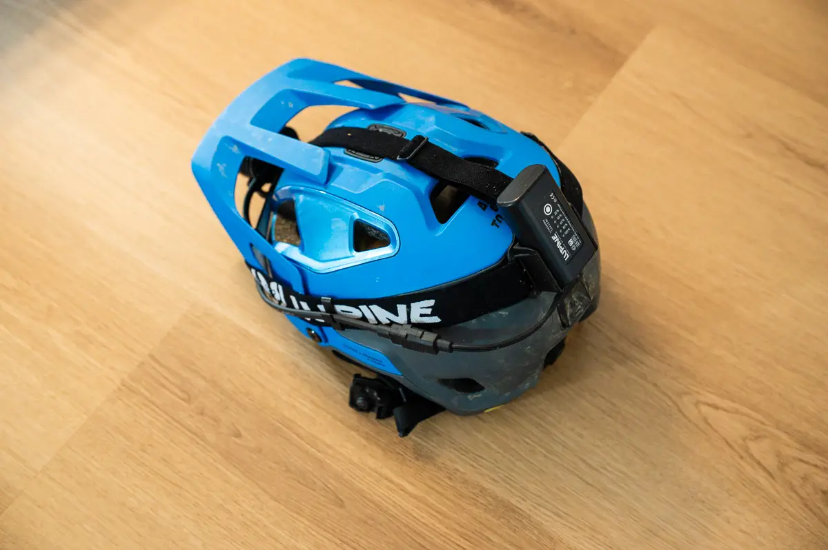 auf dem Bikehelm (hinten)