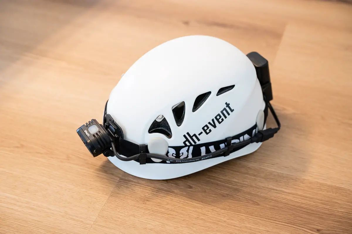 auf dem Kletterhelm (vorne)