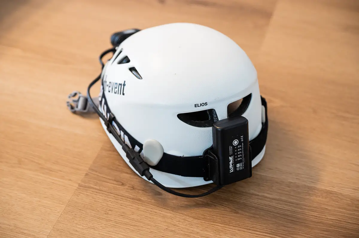 auf dem Kletterhelm (hinten)